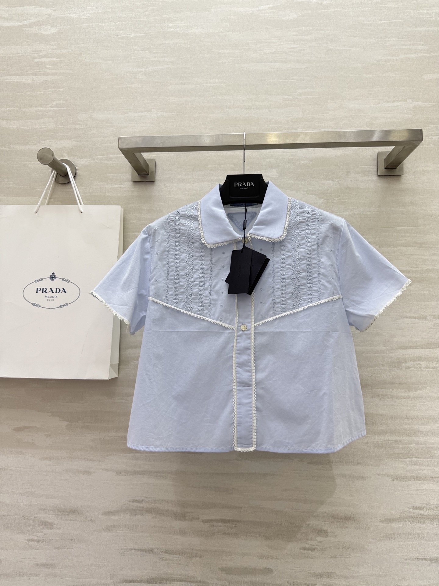 NO:421588,#Prad new product, Southern French style, lace lace short-sleeved shirt, positioning, floral hollow embroidery, lace lace splicing, full of details, elegant and casual temperament, imported silk cotton fabric, thin and comfortable texture, classic style versatile and not picky!  High-quality customization Spot first-time sizeS/M/L (size size 40 shoulder width, bust 98, clothing length 48), prada, T-shirt, alexander wang19860909#Prad新品 南法风情 蕾丝花边短袖衬衣 定位花卉镂空绣花 蕾丝花边拼接细节感满满 优雅气质随性 进口丝棉面料质感轻薄舒适 经典版型百搭不挑人上身！高品质定制 现货首发sizeS/M/L（s码肩宽40,胸围98,衣长48）,,prada,T-shirt,alexander wang,Women's clothing