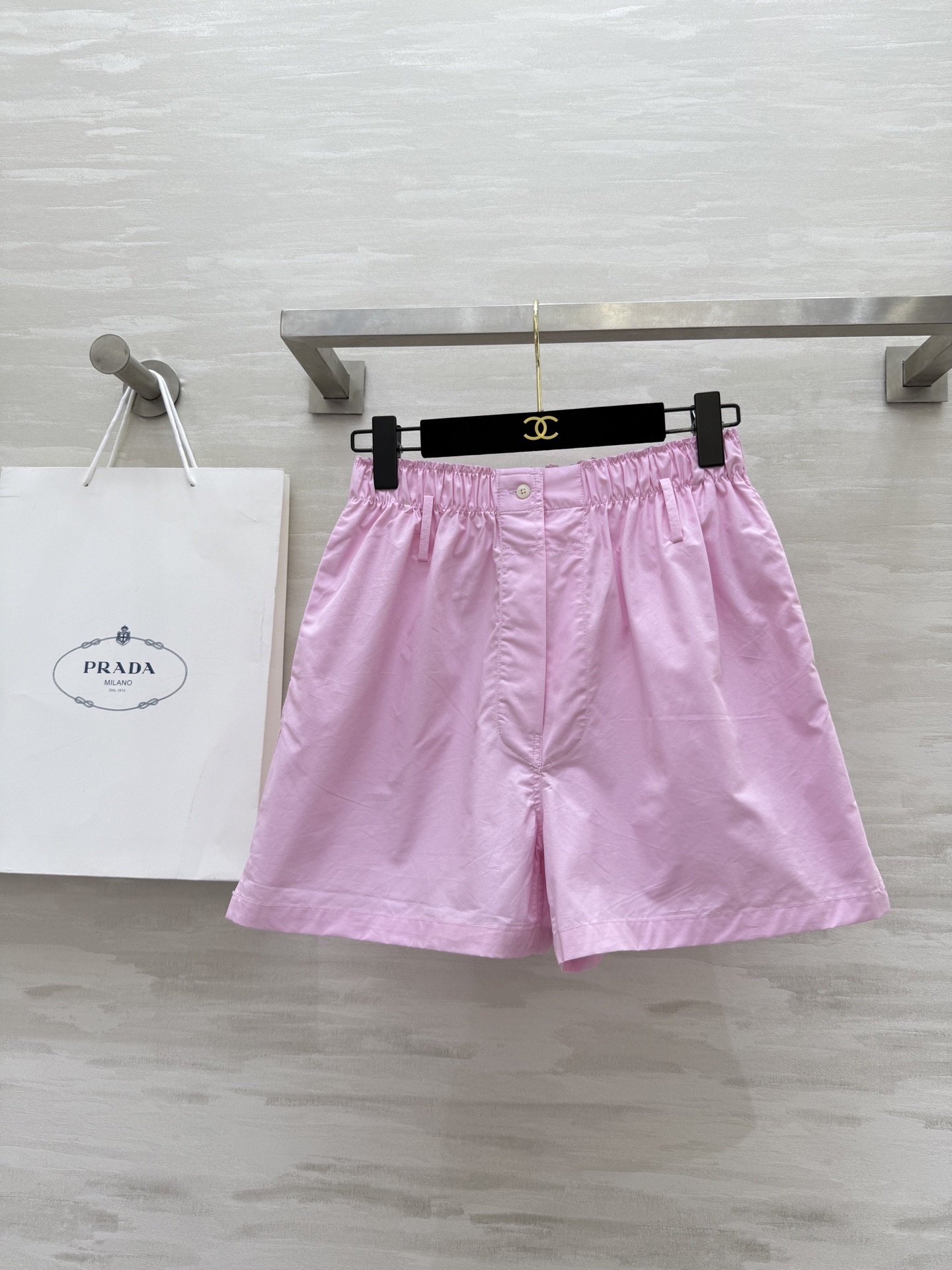 NO:421615,#Prad new product, Southern French style, badge embroidered shorts, elegant and casual temperament, imported cotton fabric with light and comfortable texture, classic style versatile and not picky!  High-quality customization Spot first-time sizeS/M/L (size s-size elastic waist 62, hip circumference 100, pants length 39), prada, shorts, alexander wang19860909#Prad新品 南法风情 徽章贴绣短裤 优雅气质随性 进口棉面料质感轻薄舒适 经典版型百搭不挑人上身！高品质定制 现货首发sizeS/M/L（s码松紧腰围62,臀围100,裤长39）,,prada,shorts,alexander wang,Women's clothing