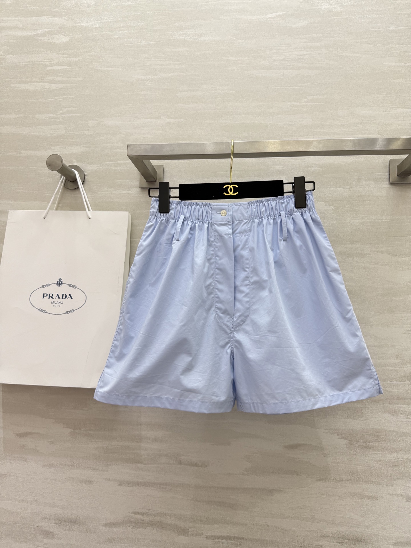 NO:421598,#Prad new product, Southern French style, badge embroidered shorts, elegant and casual temperament, imported cotton fabric with light and comfortable texture, classic style versatile and not picky!  High-quality customization Spot first-time sizeS/M/L (size s-size elastic waist 62, hip circumference 100, pants length 39), prada, shorts, alexander wang19860909#Prad新品 南法风情 徽章贴绣短裤 优雅气质随性 进口棉面料质感轻薄舒适 经典版型百搭不挑人上身！高品质定制 现货首发sizeS/M/L（s码松紧腰围62,臀围100,裤长39）,,prada,shorts,alexander wang,Women's clothing