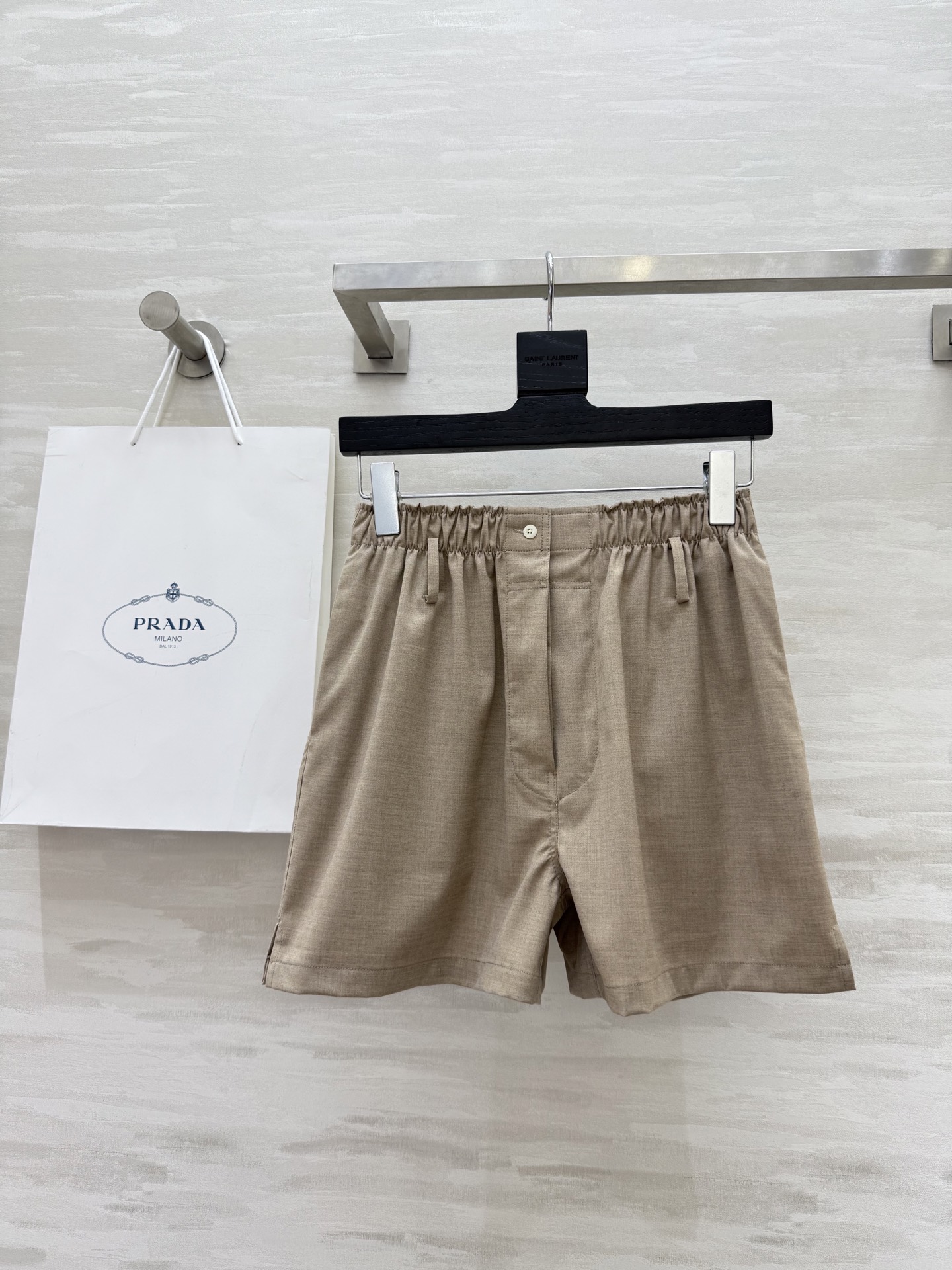 NO:421624,#Prad Spring and Summer New Style Logo Embroidered Casual Shorts Stretch and Elastic Waist Design Classic Style is versatile and not picky!  Comfortable texture and easy to wear!  High-quality customization Spot first-time sizeS/M/L (size s-size elastic waist 62, hip circumference 100, pants length 39), prada, shorts, alexander wang19860909#Prad春夏新款 徽标贴绣休闲短裤 弹力松紧腰设计 经典版型百搭不挑人！质感舒适好穿！高品质定制 现货首发sizeS/M/L（s码松紧腰围62,臀围100,裤长39）,,prada,shorts,alexander wang,Women's clothing