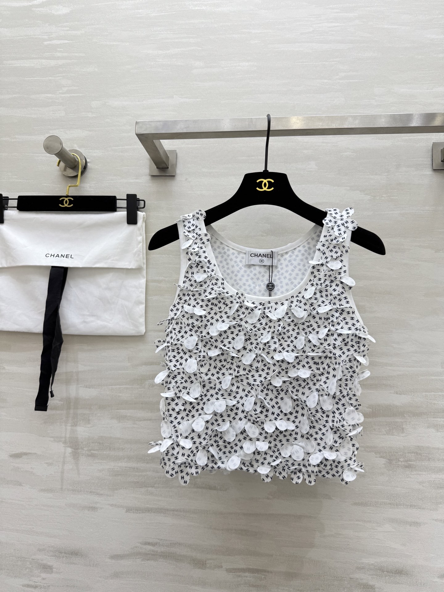 NO:421661,#ChaneCoCoBeach Popular Flower Letter Logo Vest Super body shape Full of three-dimensional flowers Detail control Must be included High-quality customization Spot first-time size36/38/40 (), Chanel,alexander wang19860909#ChaneCoCoBeach 爆款花朵字母logo背心 超显身材 滿滿的立體小花朵 細節控必入 高品质定制 现货首发size36/38/40（）,,chanel,alexander wang,Women's clothing