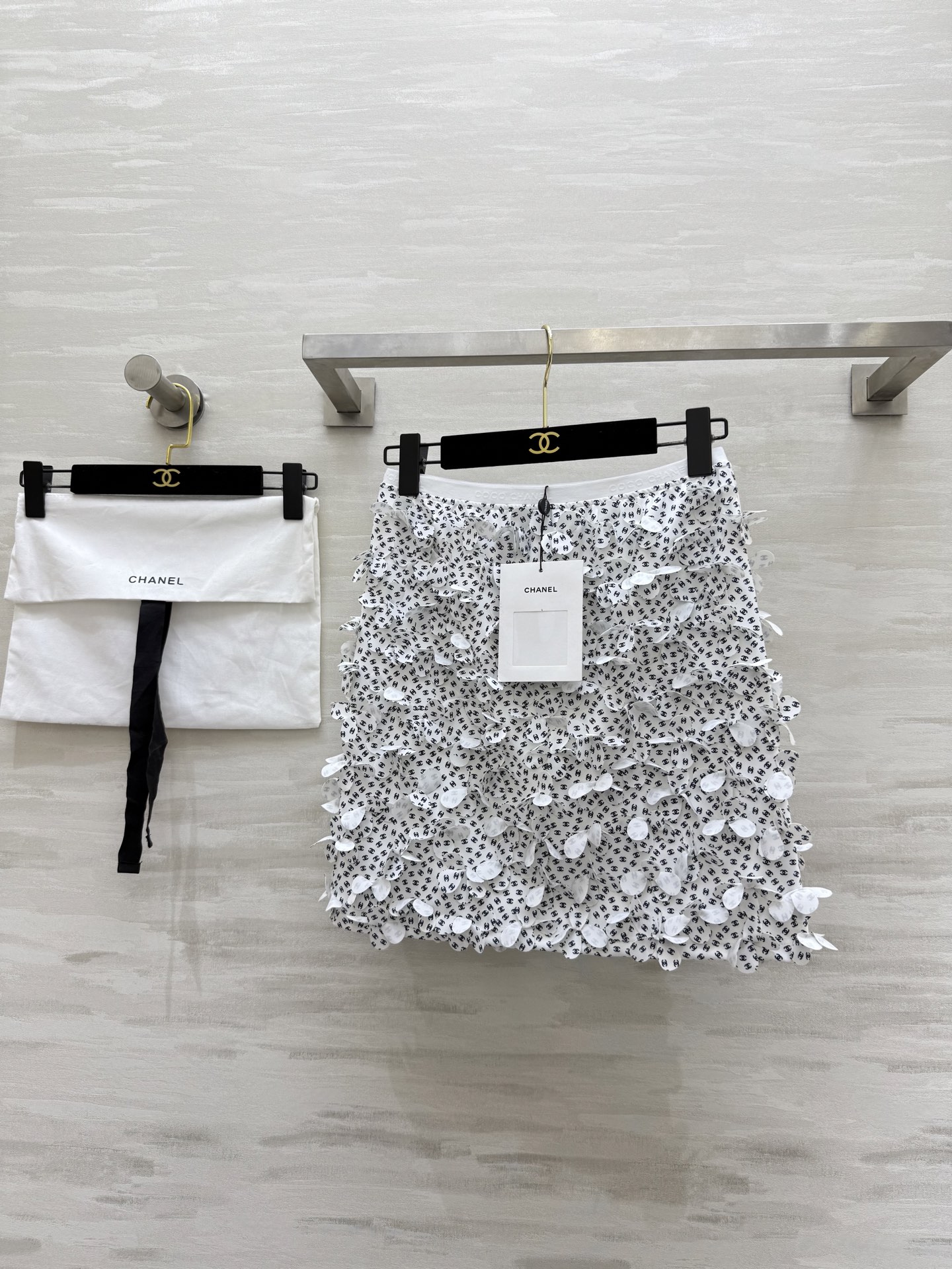 NO:421671,#ChaneCoCoBeach Popular flower letter logo skirt Super body shape full of three-dimensional flowers Detail control must be included High-quality customization Spot first-time size36/38/40 (), Chanel, skirts, alexander wang19860909#ChaneCoCoBeach 爆款花朵字母logo半裙 超显身材 滿滿的立體小花朵 細節控必入 高品质定制 现货首发size36/38/40（）,,chanel,skirts,alexander wang,Women's clothing