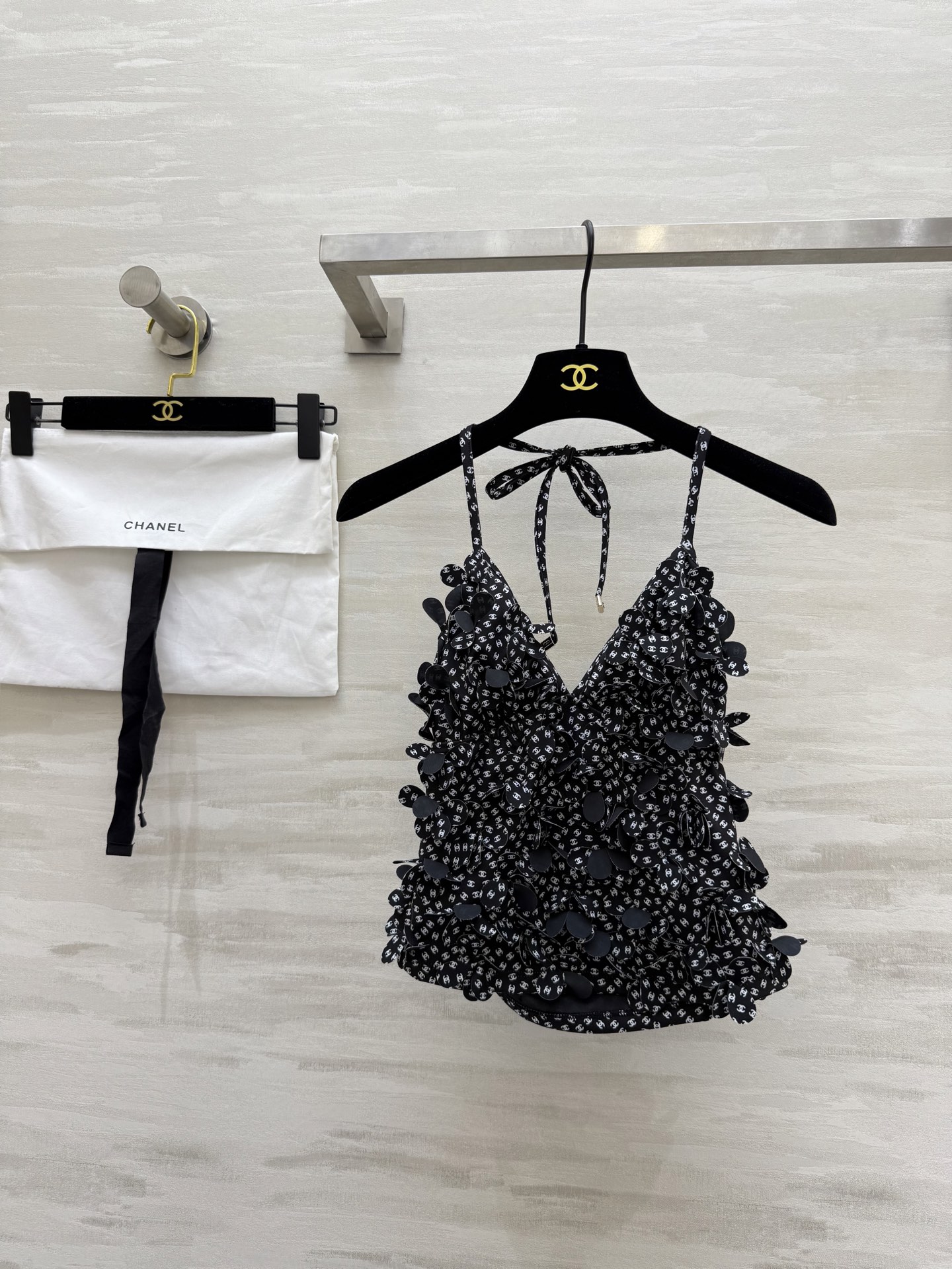 NO:421681,#ChaneCoCoBeach Hot halter neck strap hanger super body shape full of three-dimensional flowers, must-in for details control, high-quality customization, spot first-time size36/38/40 (), chanel,alexander wang19860909#ChaneCoCoBeach 爆款挂脖绑带吊带 超显身材 滿滿的立體小花朵 細節控必入 高品质定制 现货首发size36/38/40（）,,chanel,alexander wang,Women's clothing