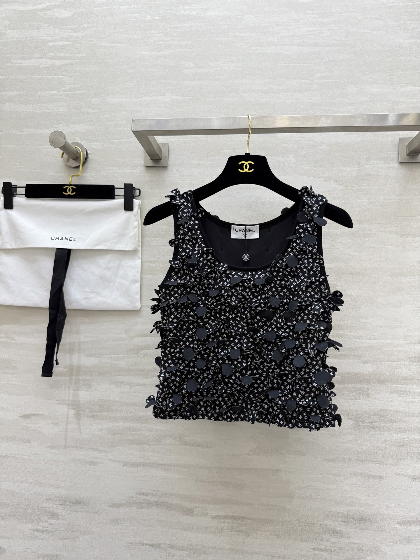 NO:421700,#ChaneCoCoBeach Popular Flower Letter Logo Vest Super body shape Full of three-dimensional flowers Detail control Must be included High-quality customization Spot first-time size36/38/40 (), Chanel,alexander wang19860909#ChaneCoCoBeach 爆款花朵字母logo背心 超显身材 滿滿的立體小花朵 細節控必入 高品质定制 现货首发size36/38/40（）,,chanel,alexander wang,Women's clothing