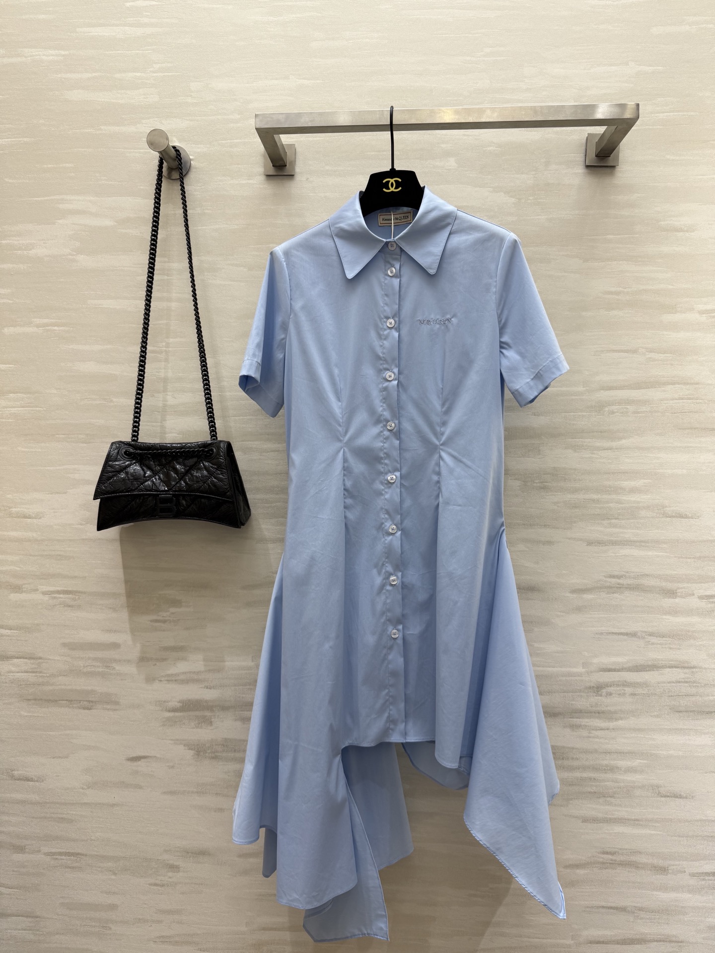 NO:423243,#Alexander McQUEEN new irregular short-sleeved dress is a must-have for sweet and cool girls. Classic style cut, fashionable and handsome. High-quality customization. Spot sizeS/M/L (size size 90, length 86-106), skirts, T-shirt, alexander wang19860909#Alexander McQUEEN新款不规则短袖连衣裙 甜酷女孩必备 经典版型剪裁 时髦又帅气 高品质定制 现货首发sizeS/M/L（s码胸围90,衣长86-106）,,skirts,T-shirt,alexander wang,Women's clothing