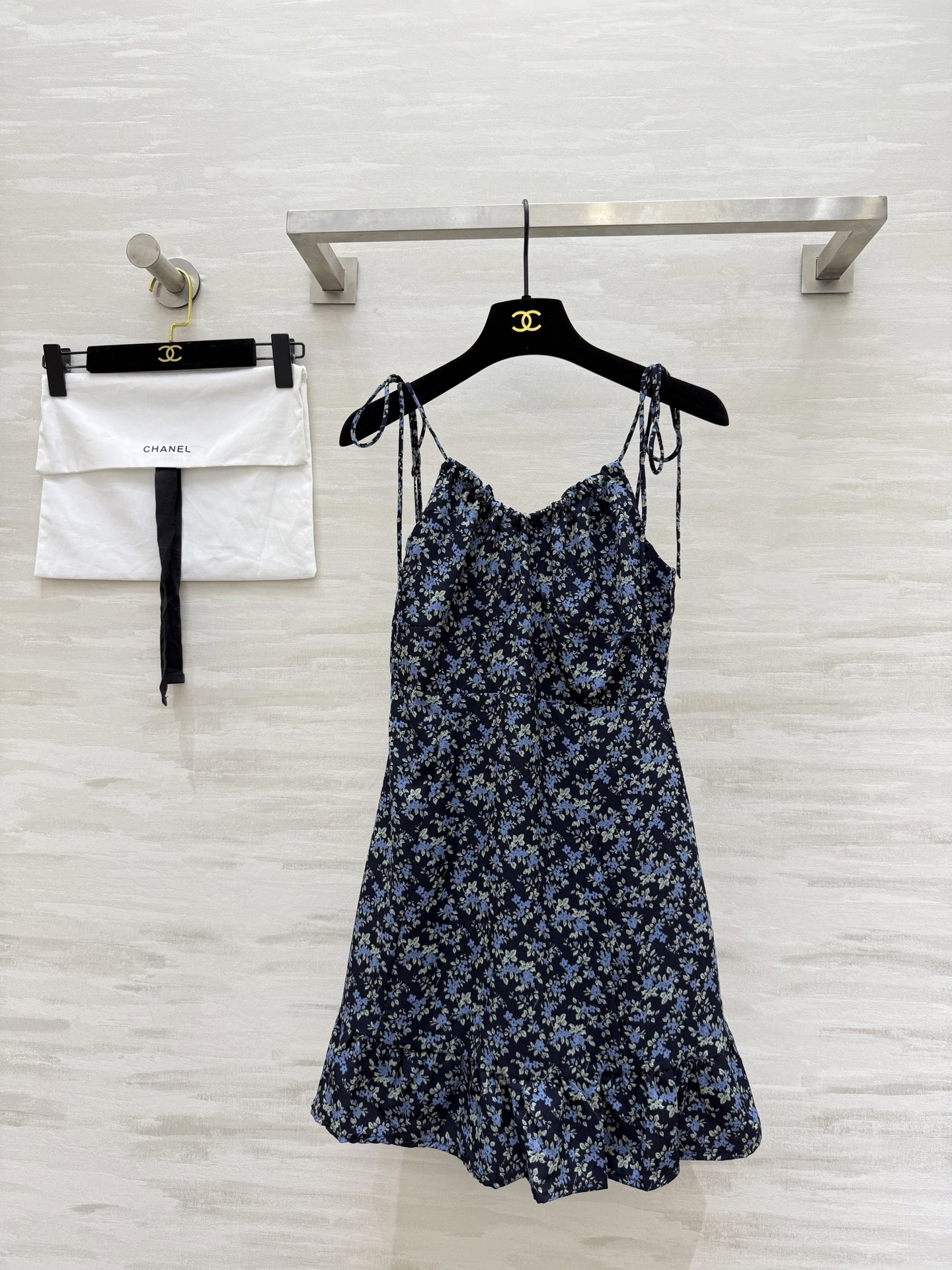 NO:423286,#C Home Xiangxiang Sleeveless Blue suspender Floral Skirt The floral skirt is very fitting, the A-line skirt is just right, it is easy to wear and layer it alone, super white and blue floral, everyday outfits are very high-quality customization, spot first-time sizeS/M/L (size s size 74, waist 68, skirt length 70), chanel, skirts, alexander wang19860909#C家香香无袖蓝色吊带碎花裙 碎花裙腰很贴合 A字裙型恰到好处 单穿叠穿都不在话下 超级显白蓝色碎花 日常穿搭都很 高品质定制 现货首发sizeS/M/L（s码胸围74,腰围68,裙长70）,,chanel,skirts,alexander wang,Women's clothing