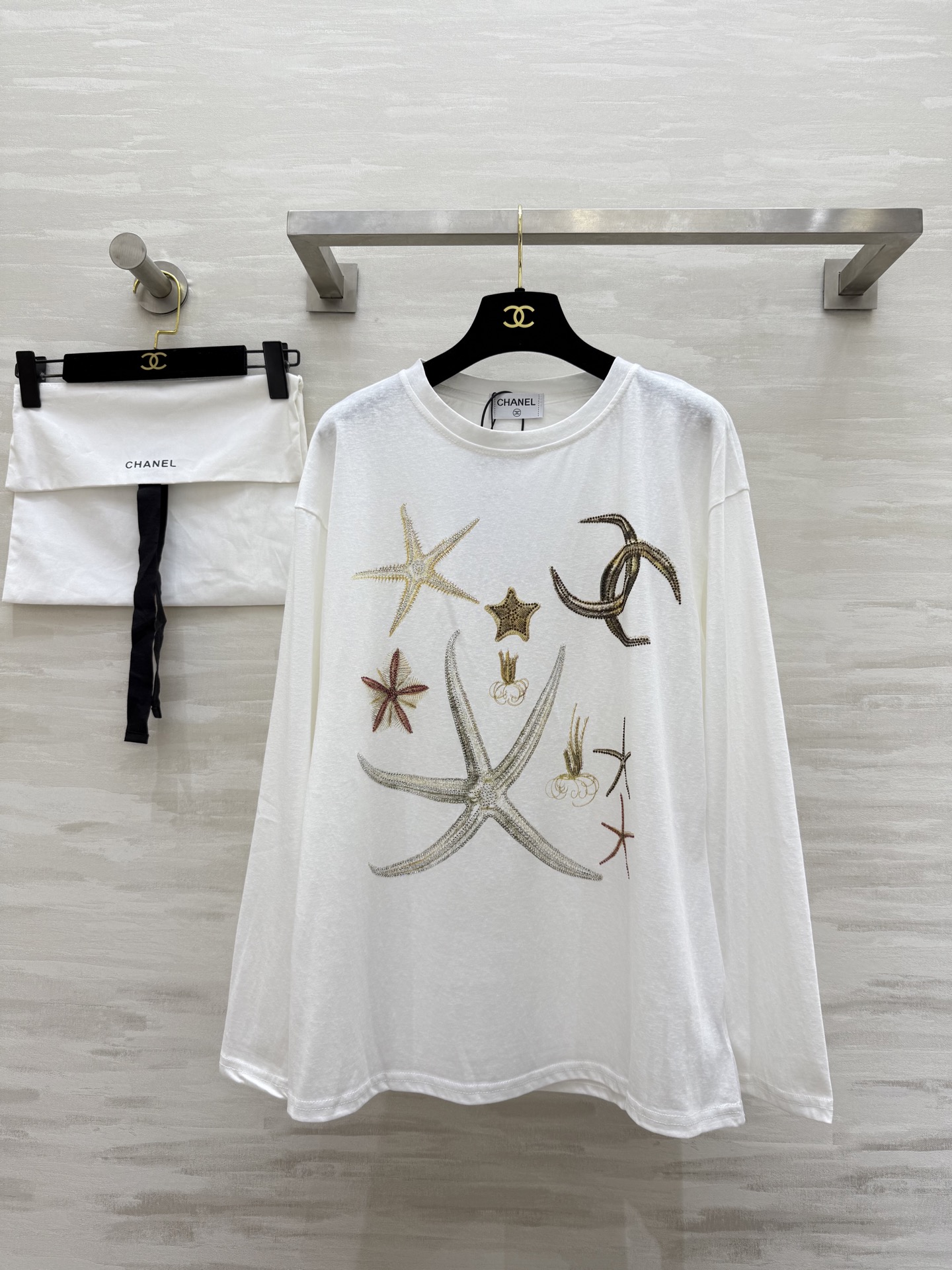 NO:423259,#Chane sunscreen long-sleeved top with diamond!  Super beautiful and heavy, it’s really invincible and comfortable!  The upper body will not stick to the skin at all!  Thin, soft, smooth and cool. Drilling and drilling embellishments like wearing luck on your body in the sun. Lazy oversize style + rotator sleeves. It is extremely slimming. Windproof and sun protection and sexy. High-quality customization. Spot first-time size36/38/40 (), chanel, versace, alexander wang19860909#Chane防晒长袖上衣 带钻！超级美很重真的无敌舒服！上身完全不会贴在皮肤上！薄薄软软滑滑的很凉快 钻钻点缀阳光下像把幸运穿在身上 慵懒oversize版型+落肩袖 藏肉显瘦一绝 防风防晒又性感 高品质定制 现货首发size36/38/40（）,,chanel,versace,alexander wang,Women's clothing