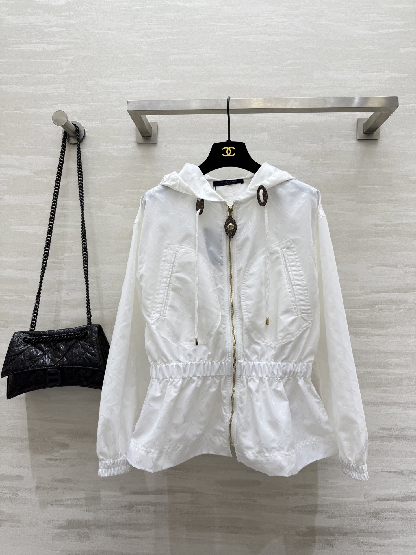 NO:423274,#Lv thin style Hooded drawstring jacket Loose shoulder-length design increases movement The waist drawstring design can self-adjust, convenient to wear lv old-fashioned luxury high-quality customization Spot sizeS/M/L (size size 108, 64 length),,louis vuitton,jackets & coats,hats,alexander wang19860909#Lv轻薄款 连帽抽绳外套 宽松落肩设计增加了活动量 腰节抽绳的设计可以自我调节 方便穿着 lv老花点缀奢华高级 高品质定制 现货首发sizeS/M/L（s码胸围108,衣长64）,,louis vuitton,jackets & coats,hats,alexander wang,Women's clothing