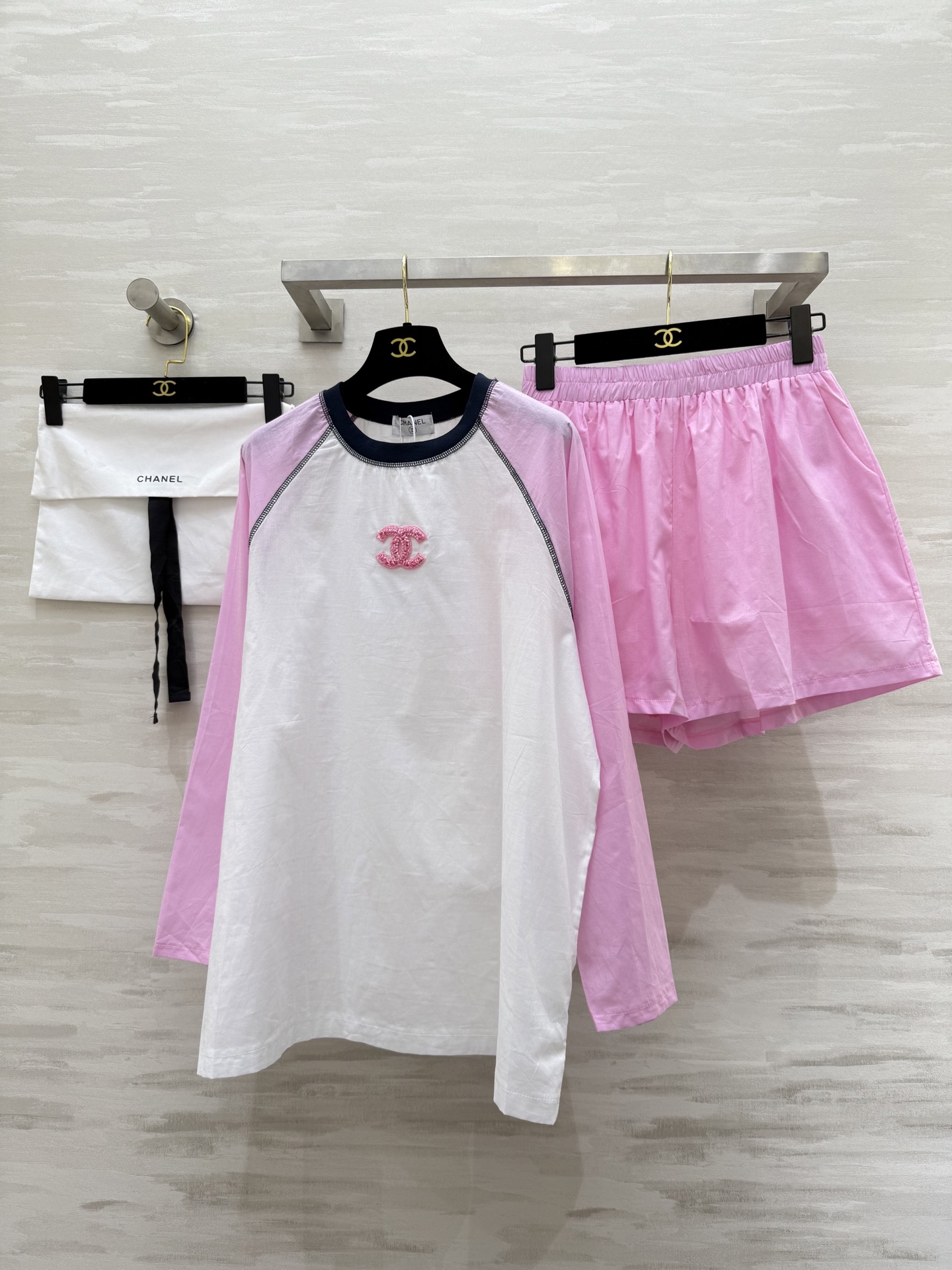 NO:423300,#Chane Sakura Powder Sunscreen Set Dopamine outfits are really happy!  Pink raglan sleeves double C pattern light sunscreen T-paired with light pink elastic waist loose shorts. I like the pink color very girly. All the loose styles are not picky. Sweet and cool and energetic. High-quality customization. Spot size36/38/40 (38 size bust 120, shoulder width 50, 70 length of clothes, elastic waist 66, trousers length 40), chanel, shorts, alexander wang19860909#Chane樱花粉 防晒套装 多巴胺穿搭真的会让人快乐耶！粉色插肩袖双C图案轻薄款防晒t搭配浅粉色松紧腰宽松短裤 超喜欢的粉色系 少女感十足 一套都是宽松版型不挑人 甜酷中带着活力 高品质定制 现货首发size36/38/40（38码胸围120,肩宽50,衣长70,弹力腰围66,裤长40）,,chanel,shorts,alexander wang,Women's clothing