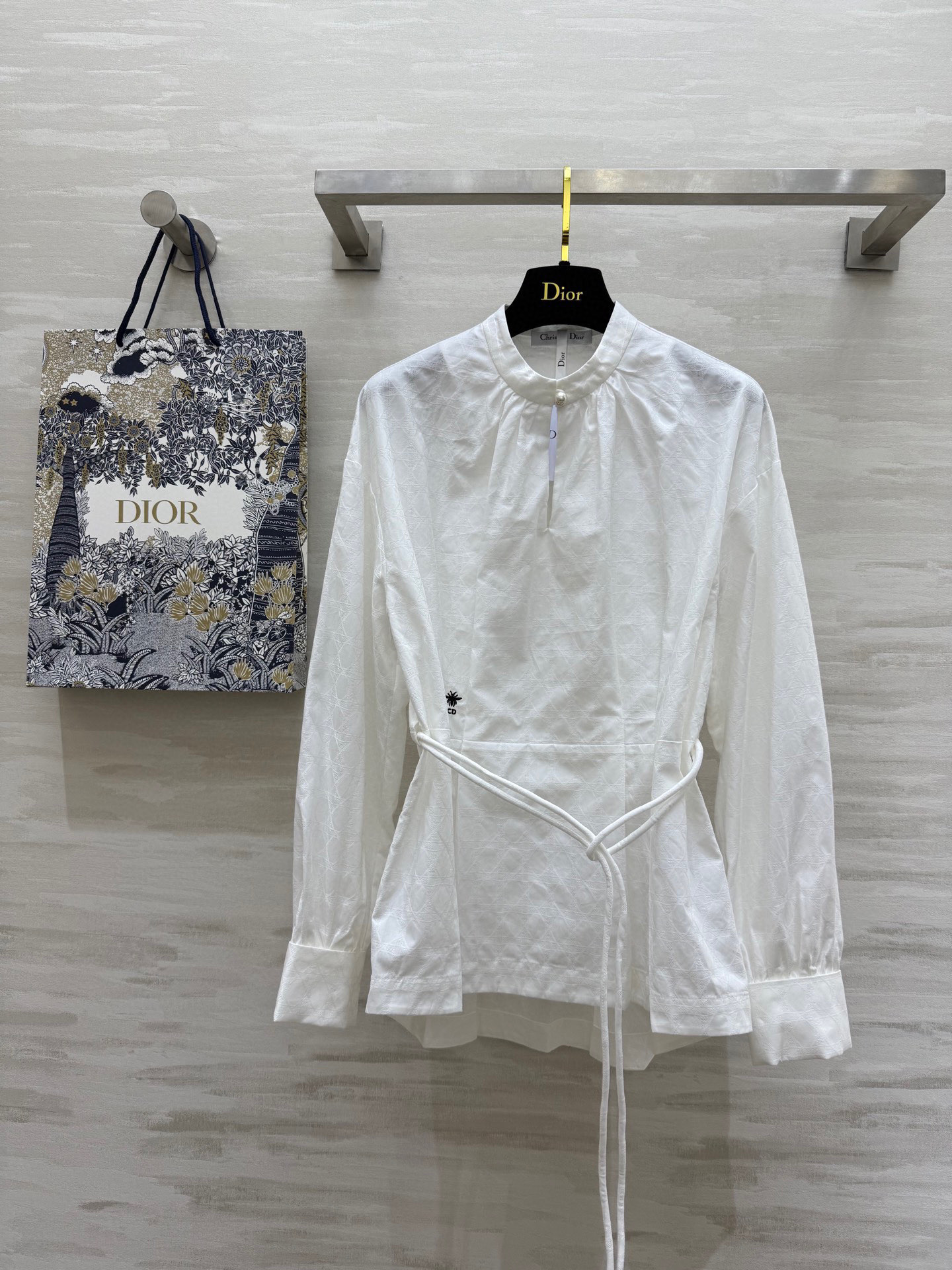 NO:423322,#DIO jacquard diamond strap waist shirt Heavy Industry CD bee embroidery High quality spot first-time size36/38/40 (36 size shoulder width 50, bust 96, 62-71),,dior,alexander wang19860909#DIO提花菱格绑带收腰衬衣 重工CD蜜蜂刺绣 高品质现货首发size36/38/40（36码肩宽50,胸围96,衣长62-71）,,dior,alexander wang,Women's clothing