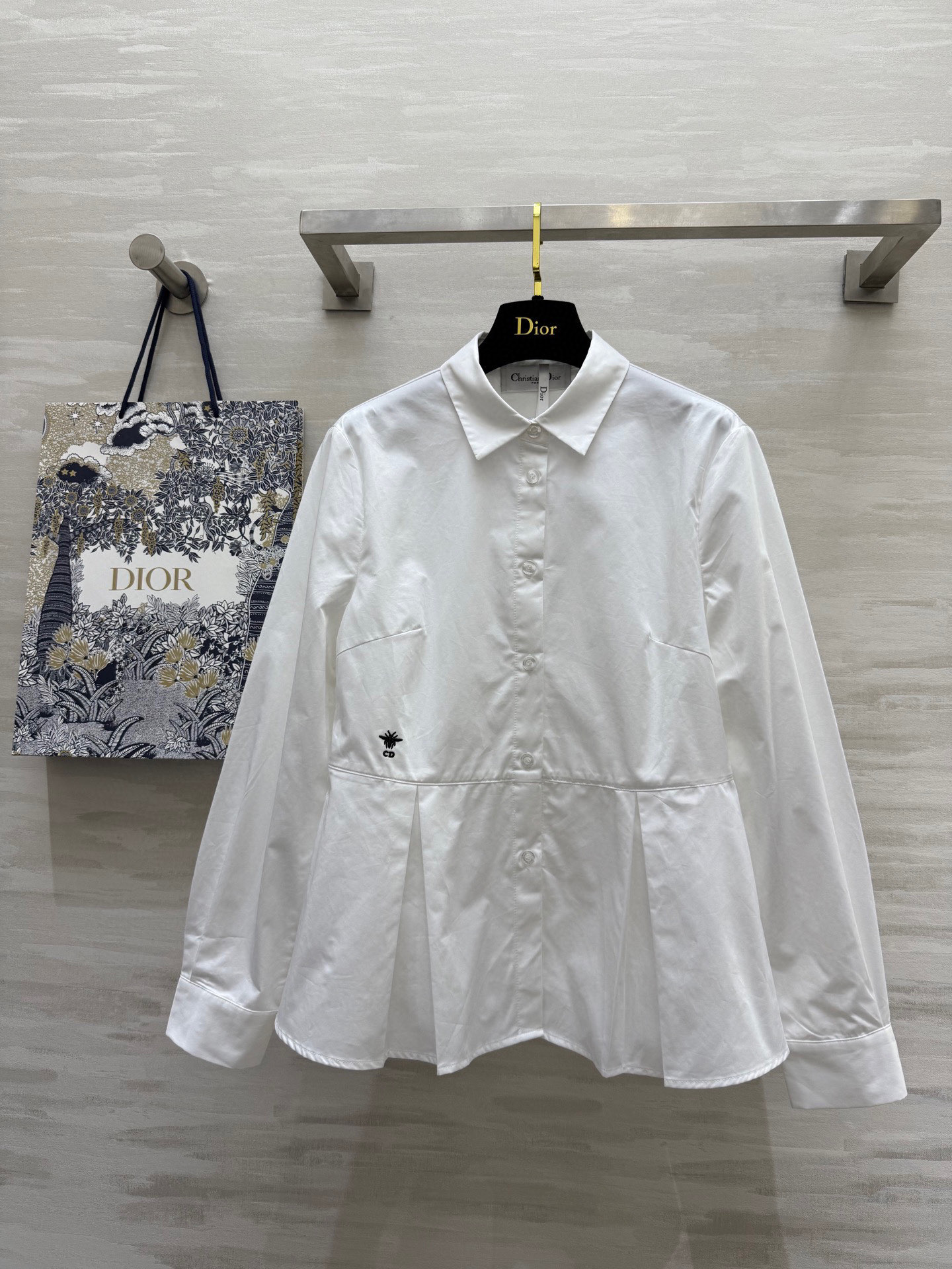 NO:423348,#DIO Spring and Summer New Style Invincible versatile bee CD embroidered shirt High-quality customization Spot first-time size36/38/40 (38 size shoulder width 48, bust 92, length 62), Dior, alexander wang19860909#DIO春夏新款 无敌百搭蜜蜂CD刺绣衬衣 高品质定制 现货首发size36/38/40（38码肩宽48,胸围92,衣长62）,,dior,alexander wang,Women's clothing