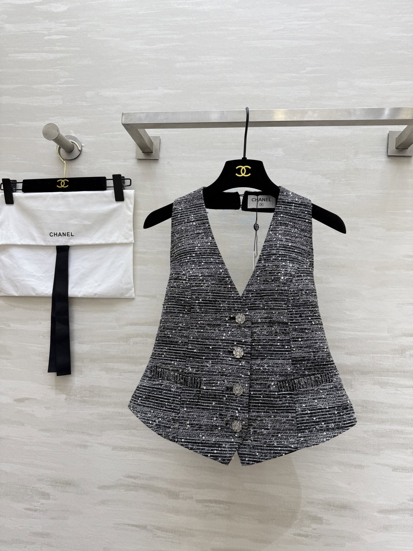 NO:424776,#Chane's new halter neck vest jacket full of design, three-dimensional slim cut visually modified the waist to make you look slim. Wear it alone or with a shirt T-shirt, very delicate and beautiful. Various styles, high-quality customization. Spot-first size36/38/40 (36 size bust 82, 44 length),,chanel, jackets & coats,shirts,tees, t-shirt,alexander wang19860909#Chane新款挂脖马甲外套 充满设计感 立体修身裁剪 视觉上修饰了腰身显瘦 单穿或者搭配衬衫T恤穿非常精致好看 百搭多种风格 高品质定制 现货首发size36/38/40（36码胸围82,衣长44）,,chanel,jackets & coats,shirts,tees，t-shirt,alexander wang,Women's clothing