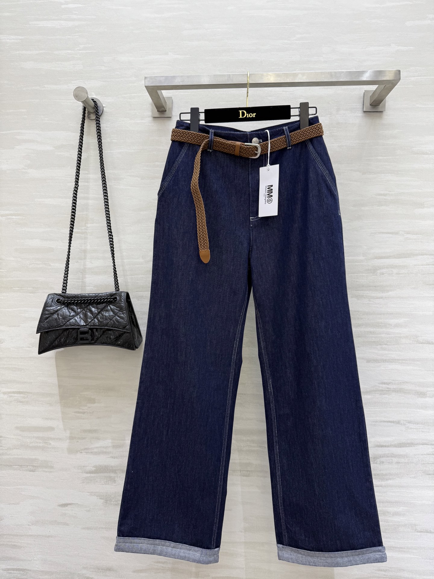 NO:424794,#/Majila new belt decoration denim straight trousers A must-have for casual matching. Summer T-shirts are small and easy to use. Hiding meat to make you look thin. Wide-legged straight style. No-legged leg shape. Anyone wears it to make you look slimming. A perfect meat-covering artifact. Customized denim fabric. Delivery woven belt. High quality. Spot sizeS/M/L (size size 66, hip circumference 90, pants length 100),,masion margiela,tees, t-shirt,alexander wang19860909#/马吉拉新款腰带装饰 牛仔直筒裤 休闲搭配必备款 夏天搭配T恤小能手 藏肉显瘦 阔腿直筒版型 不挑腿型 谁穿都显瘦 妥妥的遮肉神器 定制的牛仔面料 配送编制腰带 高品质 现货首发sizeS/M/L（s码腰围66,臀围90,裤长100）,,masion margiela,tees，t-shirt,alexander wang,Women's clothing