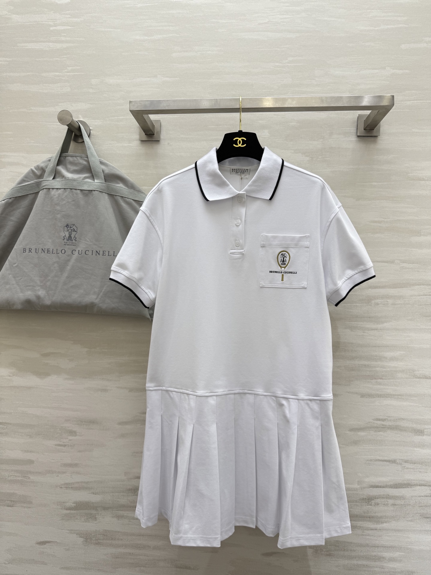 NO:424817,#BC new style tennis girl style lapel polo short-sleeved dress positioning hydrangea racket letter printing pattern casual old money style can be easily controlled on every day of sports H-style pleated skirt design imported bead floor cotton fabric has a very good texture, a whole age-reducing girl style Look high-quality customization spot first-time sizeS/M/L (size s size shoulder width 40, bust 90, and length 80), skirts, T-shirt, alexander wang19860909#BC新款 网球少女风 翻领polo短袖连衣裙 定位刺绣球拍字母印花图案 休闲老钱风 运动日常出街均可轻松驾驭 H版型百褶裙摆设计 进口珠地棉面料质感超好 一整个减龄少女风Look 高品质定制 现货首发sizeS/M/L（s码肩宽40,胸围90,衣长80）,,skirts,T-shirt,alexander wang,Women's clothing