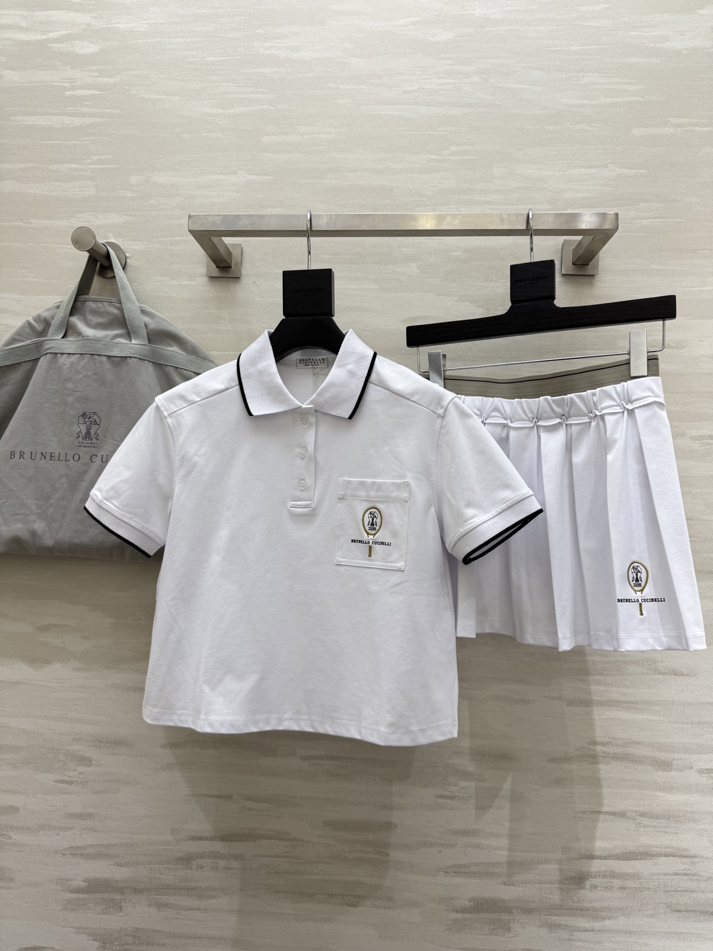 NO:424835,#BC new style tennis girl style suit skirt Positioning hydrangea racket letter printing pattern Casual old money style You can easily control it when going out on the street every day pleated skirt paired with playful and cute imported bead floor cotton fabric with excellent texture, a whole age-reducing girl style Look High-quality customization Spot first-time sizeS/M/L (size s size shoulder width 42, bust 88, 50 length of clothes, elastic waist 64, skirt length 36), skirts, alexander wang19860909#BC新款 网球少女风套装裙 定位刺绣球拍字母印花图案 休闲老钱风 运动日常出街均可轻松驾驭 百褶半裙搭配俏皮可爱 进口珠地棉面料质感超好 一整个减龄少女风Look 高品质定制 现货首发sizeS/M/L（s码肩宽42,胸围88,衣长50,弹力腰围64,裙长36）,,skirts,alexander wang,Women's clothing