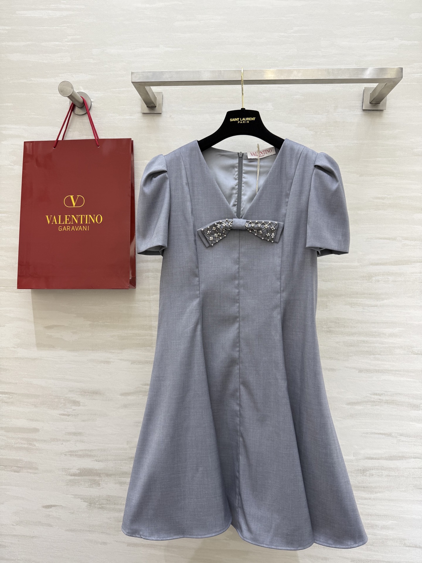 NO:424854,#Valentin new rhinestone bow decoration waist dress Three-dimensional bow decoration on the chest high-end and elegant high-quality customization spot first-time sizeS/M/L (size s-shoulder width 35, bust 82, length 86), valentino, skirts, alexander wang19860909#Valentin新款水钻蝴蝶结装饰 收腰连衣裙 胸前立体蝴蝶结装饰 高级不失优雅 高品质定制 现货首发sizeS/M/L（s码肩宽35,胸围82,衣长86）,,valentino,skirts,alexander wang,Women's clothing