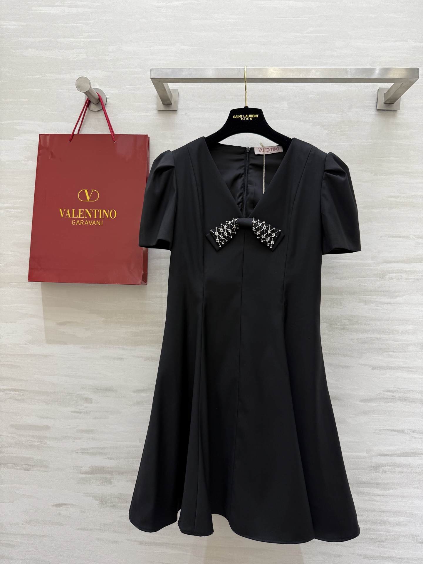 NO:424875,#Valentin new rhinestone bow decoration waist dress Three-dimensional bow decoration on the chest high-end and elegant high-quality customization spot first-time sizeS/M/L (size s-shoulder width 35, bust 82, length 86), valentino, skirts, alexander wang19860909#Valentin新款水钻蝴蝶结装饰 收腰连衣裙 胸前立体蝴蝶结装饰 高级不失优雅 高品质定制 现货首发sizeS/M/L（s码肩宽35,胸围82,衣长86）,,valentino,skirts,alexander wang,Women's clothing