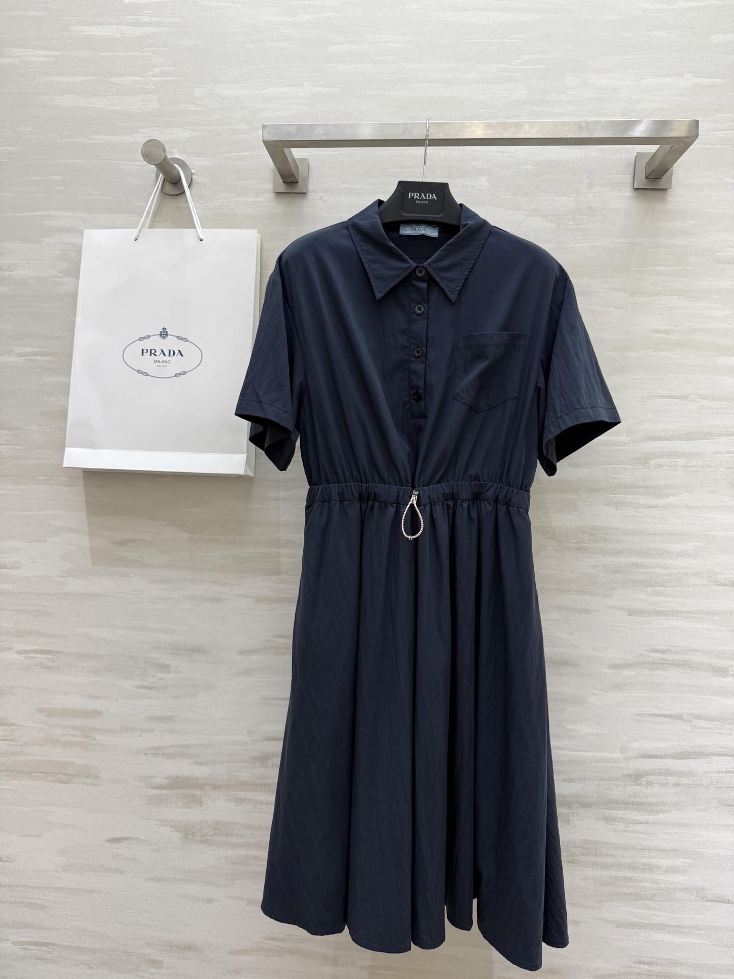 NO:424888,#Pradss nylon waist-hugging dress Customized nylon fabric Light and breathable for summer outfit Loose style Drawstring waist-hugging method Easy to concave style Classic logo embellishment Handsome and fashionable High-quality customization Spot first-time sizeS/M/L (size s-shoulder width 44, bust 90, length 98), prada, skirts, alexander wang19860909#Pradss尼龙收腰连衣裙 定制尼龙面料 轻薄透气适合夏日穿搭 宽松版型 抽绳收腰做法轻松凹造型 经典徽标点缀 帅气又时髦感 高品质定制 现货首发sizeS/M/L（s码肩宽44,胸围90,衣长98）,,prada,skirts,alexander wang,Women's clothing