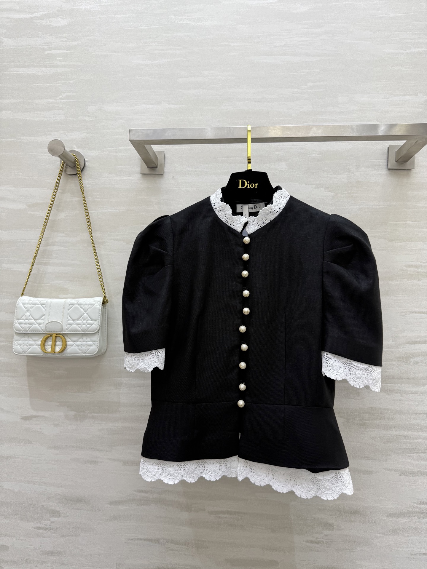 NO:424937,#DIOss new palace style puff sleeve top pleated puff sleeve design spliced ​​embroidery lace making, aesthetic points, the upper body is elegant, the noble and noble are coming to the face, the custom exquisite pearl buttons show a sense of detail, high-quality customization, spot first-time size36/38/40 (36 size shoulder width 32, bust 82, 52 length),,dior,alexander wang19860909#DIOss新款宫廷风泡泡袖上衣 褶皱泡泡袖设计 拼接刺绣花边做法 美感加分 上身就是大气优雅 豪门贵气扑面而来 定制精致珍珠纽扣很显细节感 高品质定制 现货首发size36/38/40（36码肩宽32,胸围82,衣长52）,,dior,alexander wang,Women's clothing