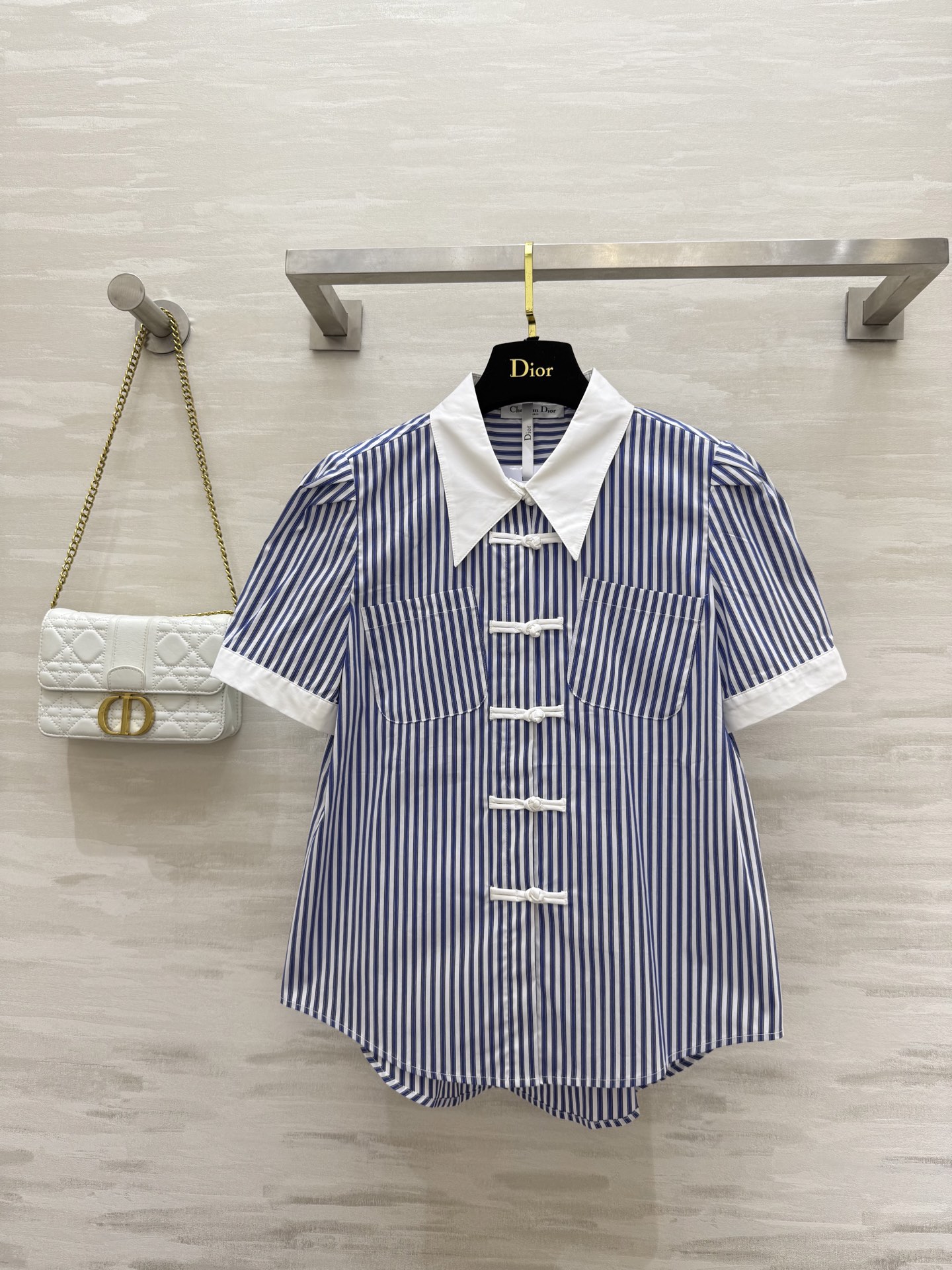 NO:424845,#DIOss new style retro Chinese style striped shirt puff sleeve design three-dimensional and stylish upper body to modify the entire shoulder line, small face, blue pinstripe, very elegant, recommended to buy, high-quality customization, spot first-time size36/38/40 (36 size shoulder width 35, bust 92, length 60),,dior,shirts,alexander wang19860909#DIOss新款 复古国风盘扣条纹衬衫 泡泡袖设计 立体有型 上身修饰整个肩线 显脸小 采用蓝色细条纹 很有气质感 推荐入手 高品质定制 现货首发size36/38/40（36码肩宽35,胸围92,衣长60）,,dior,shirts,alexander wang,Women's clothing
