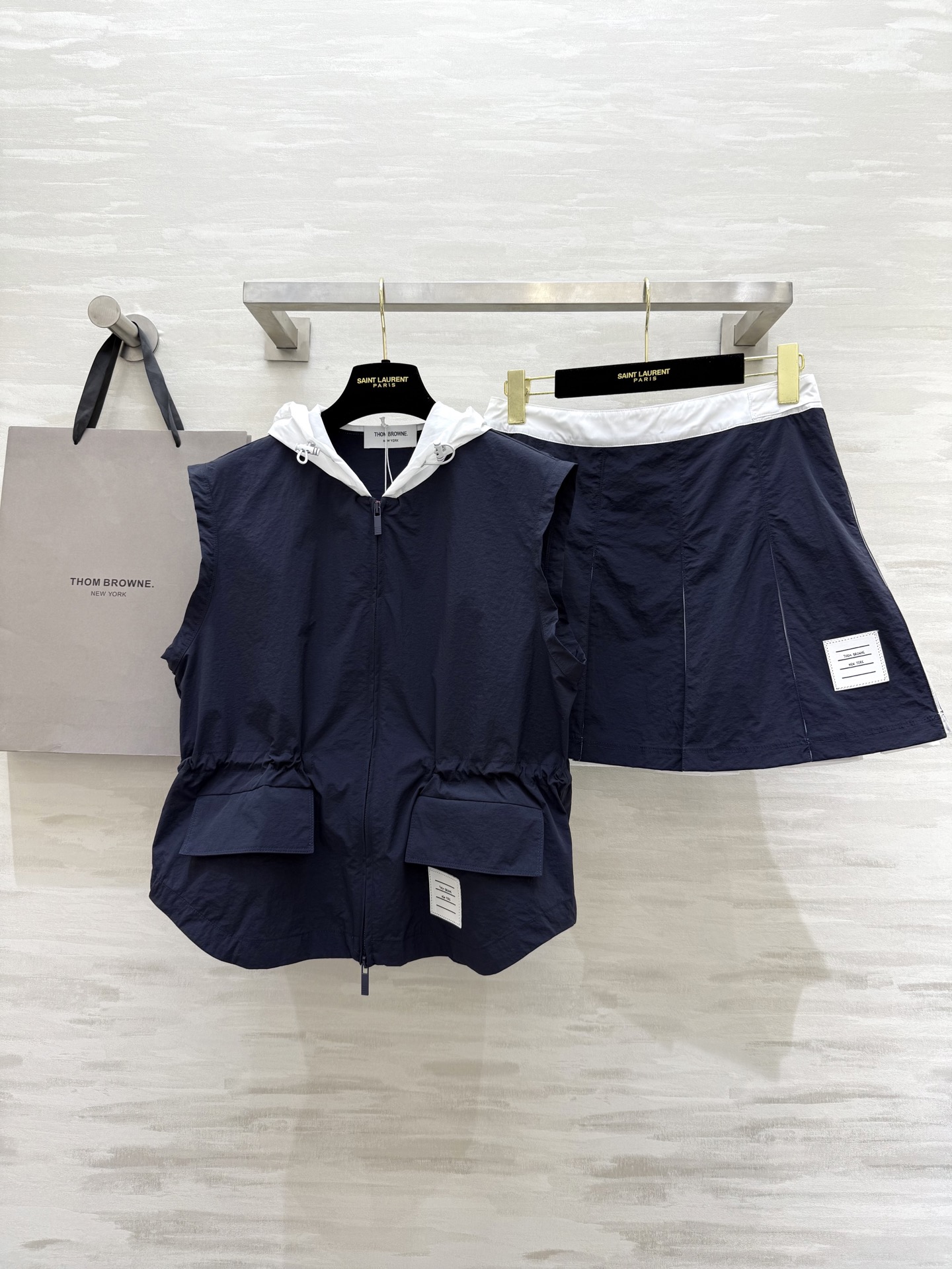 NO:424855,#TBss sports girl style color-blocking nylon suit classic stripe elements embellishment and splicing A set of outfits brings a handsome feeling. The upper body looks slim and tall. It can be sweet and salty. Fashionable sports and casual style. Walking academy age-reducing style. High-quality customization. Spot first-time sizeS/M/L (size size 100, sleeved length 57, waist 68, skirt length 35), skirts, alexander wang19860909#TBss运动少女风 拼色尼龙套装 经典条杠元素点缀拼接 一套穿搭自带帅气感 版型上身显瘦又显高 可甜可盐 时髦运动休闲有范 行走的学院减龄风 高品质定制 现货首发sizeS/M/L（s码胸围100,衣长57,腰围68,裙长35）,,skirts,alexander wang,Women's clothing