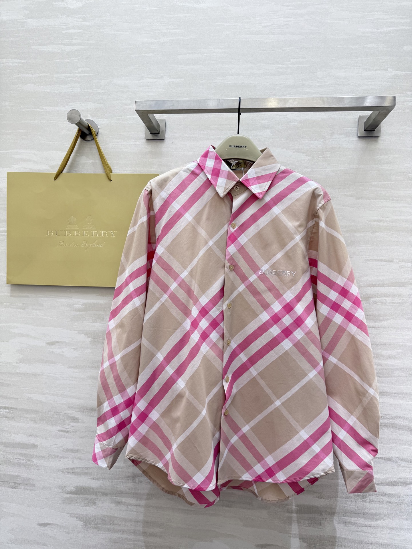 NO:418169,#Burberr's new pink peach shirt looks white and high-end~ The peach pink shirt is too amazing!  Low-saturation powder is not picky at all. The front letter logo is super beautiful~ High-quality customization. Spot sizeS/M/L (size s size 50 shoulder width, bust 118, and length 68), burberry, shirts, alexander wang19860909#Burberr新款粉嫩蜜桃衬衫 显白又高级～  蜜桃粉衬衣也太绝了！ 低饱和粉完全不挑皮 前襟字母logo烫钻超美的～ 高品质定制 现货首发sizeS/M/L（s码肩宽50,胸围118,衣长68）,,burberry,shirts,alexander wang,Women's clothing