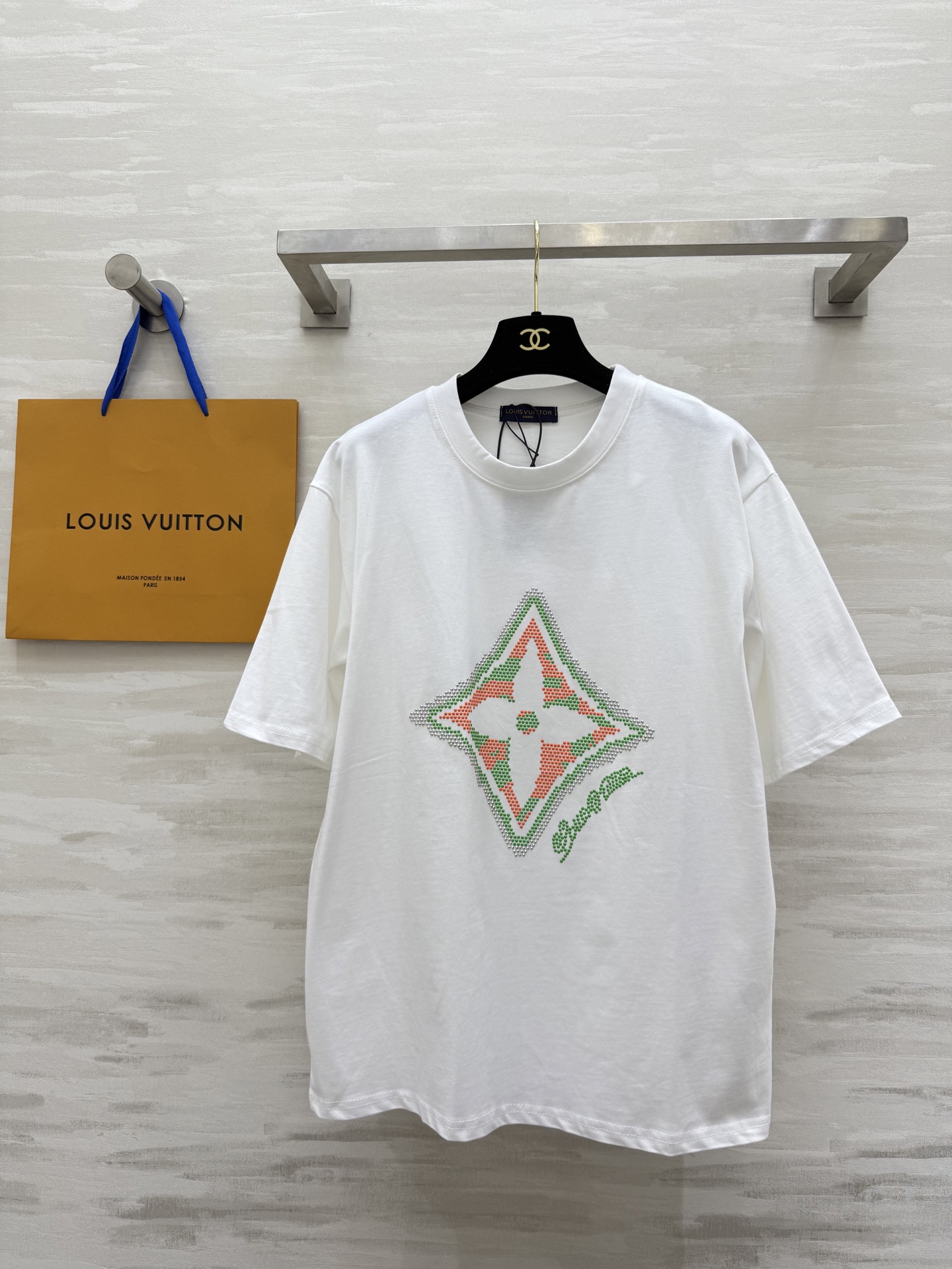 NO:418107,#Lv new four-leaf clover color logo hot diamond short sleeve color diamond diamond is very expensive and photogenic!  The gentle and high-end white T is really my favorite. The limited four-leaf clover logo of the donkey family. The color diamond inlay is expensive. The loose-fitting bottom is missing and the legs are long. I love you. The girlish heart is full of the upper body. It is super gentle and white!  High-quality customization spot first-time sizeS/M/L (size size 48 shoulder width, bust 112, clothing length 68), louis vuitton,louis vuitton,louis vuitton,t-shirt,alexander wang19860909#Lv新款四叶草彩色logo烫钻短袖 彩色钻钻很贵气的感觉上镜感！ 温柔又高级的白色T 真是我的心头爱呀 驴家限定四叶草logo 彩钻镶嵌成本昂贵 宽松版型下衣失踪特显腿长 爱了爱了 上身满满的少女心 超级温柔显白！ 高品质定制 现货首发sizeS/M/L（s码肩宽48,胸围112,衣长68）,,louis vuitton,louis vuitton,louis vuitton,T-shirt,alexander wang,Women's clothing