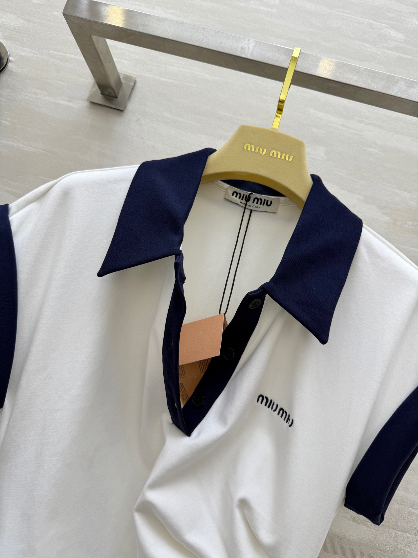 #Miumi♡²⁵新款 撞色Polo领棉质连衣裙 定制罗马棉面料 包裹性很好 胸前logo字母刺绣装饰 