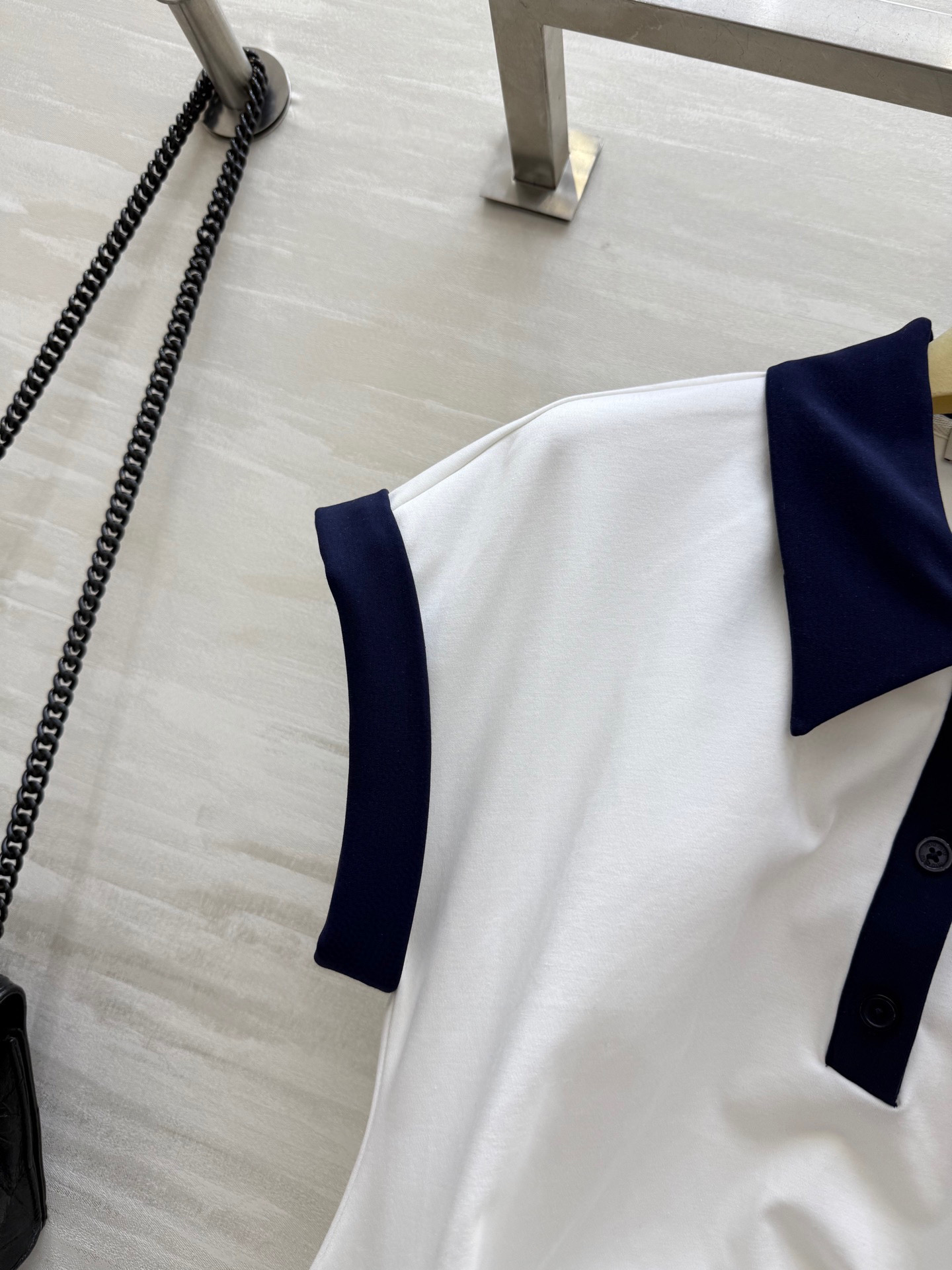 #Miumi♡²⁵新款 撞色Polo领棉质连衣裙 定制罗马棉面料 包裹性很好 胸前logo字母刺绣装饰 