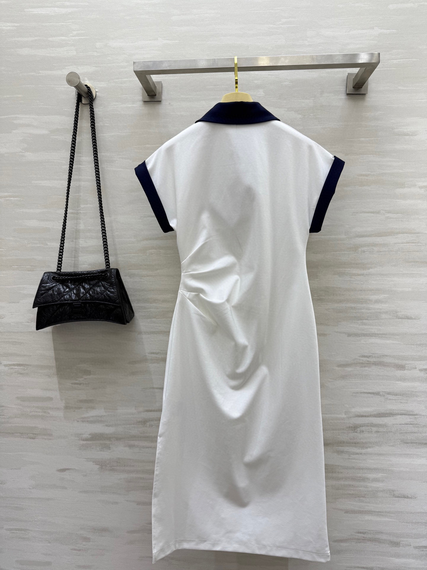 #Miumi♡²⁵新款 撞色Polo领棉质连衣裙 定制罗马棉面料 包裹性很好 胸前logo字母刺绣装饰 