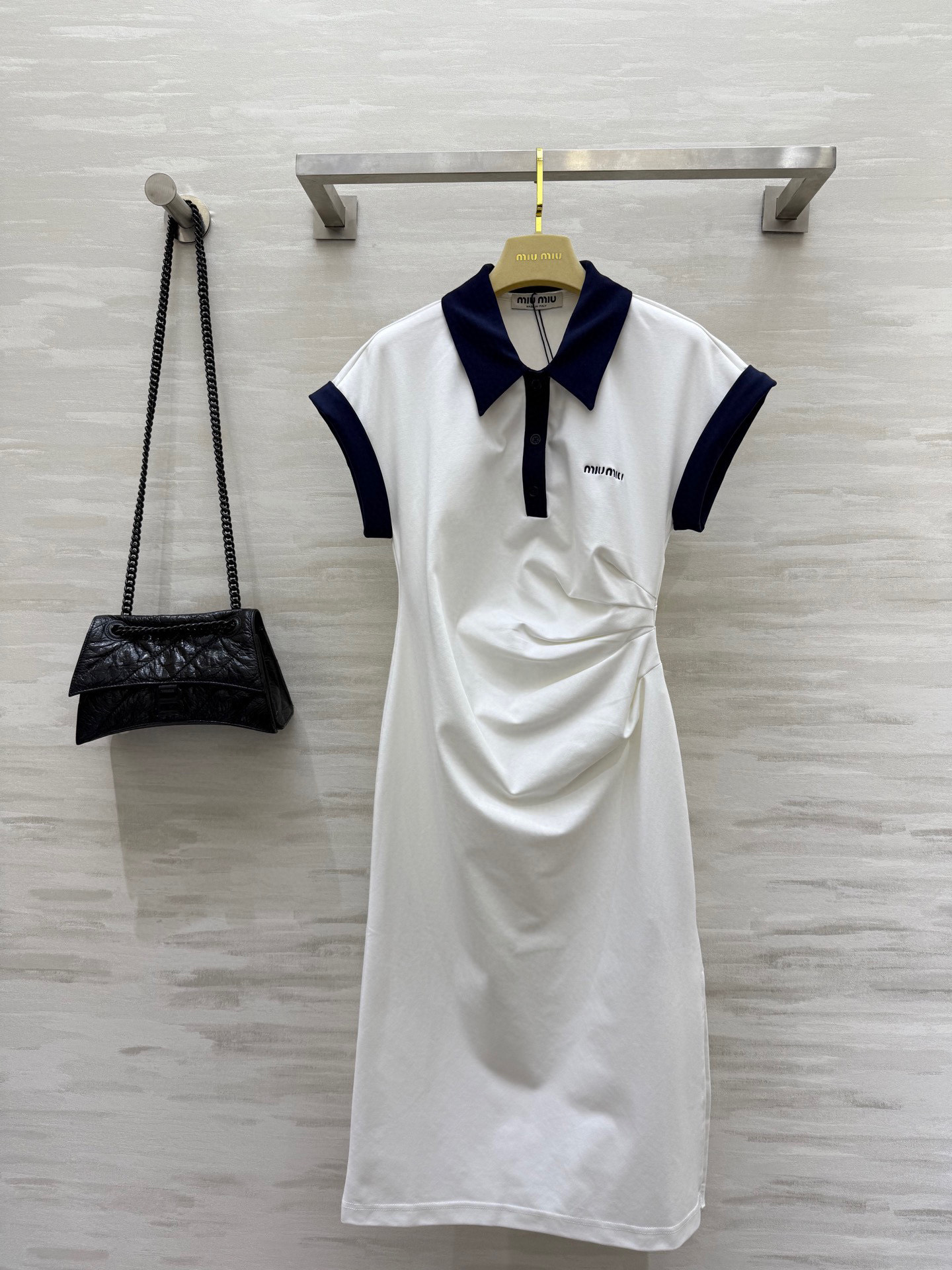 #Miumi♡²⁵新款 撞色Polo领棉质连衣裙 定制罗马棉面料 包裹性很好 胸前logo字母刺绣装饰 