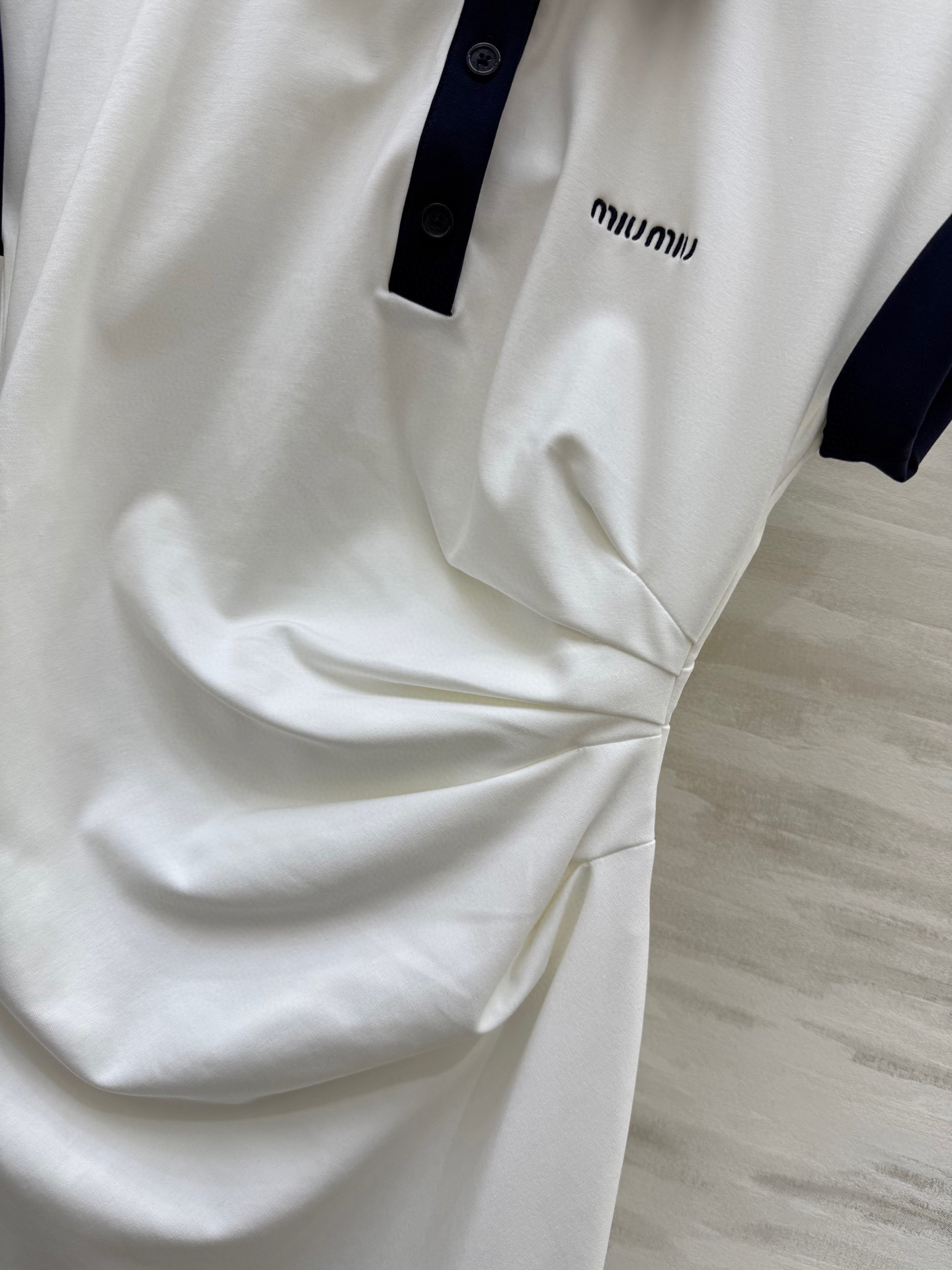 #Miumi♡²⁵新款 撞色Polo领棉质连衣裙 定制罗马棉面料 包裹性很好 胸前logo字母刺绣装饰 