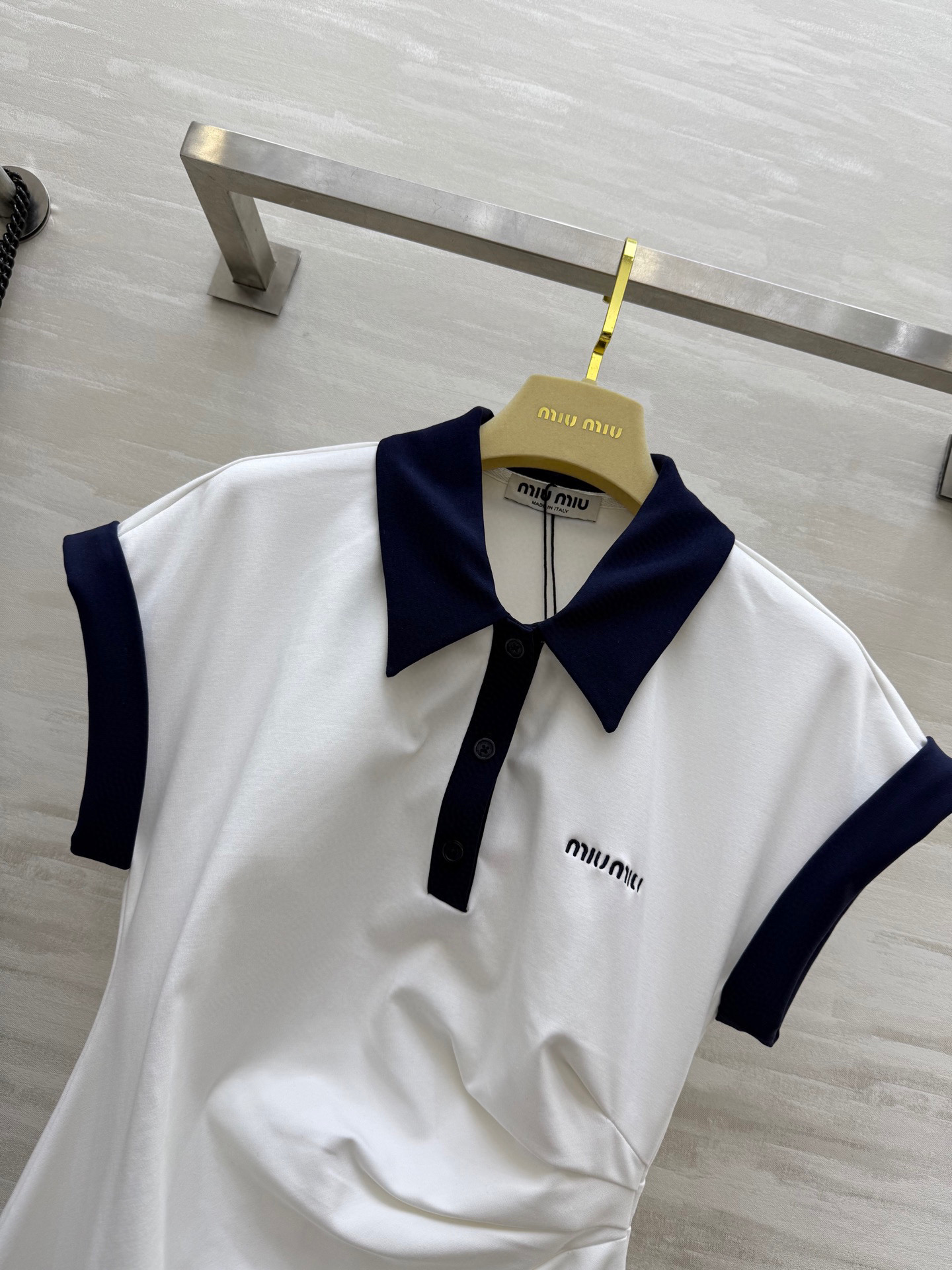 #Miumi♡²⁵新款 撞色Polo领棉质连衣裙 定制罗马棉面料 包裹性很好 胸前logo字母刺绣装饰 