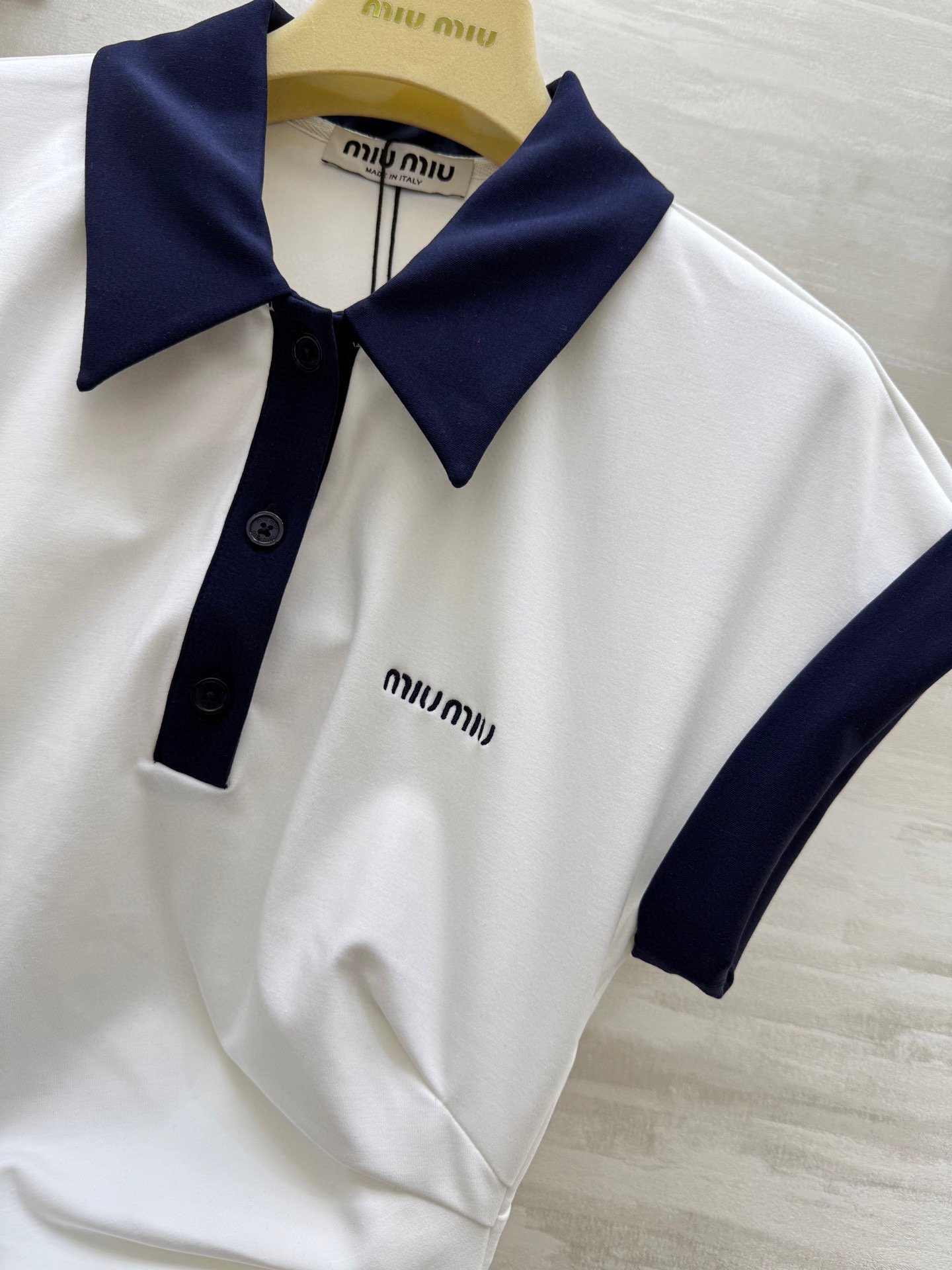 #Miumi♡²⁵新款 撞色Polo领棉质连衣裙 定制罗马棉面料 包裹性很好 胸前logo字母刺绣装饰 