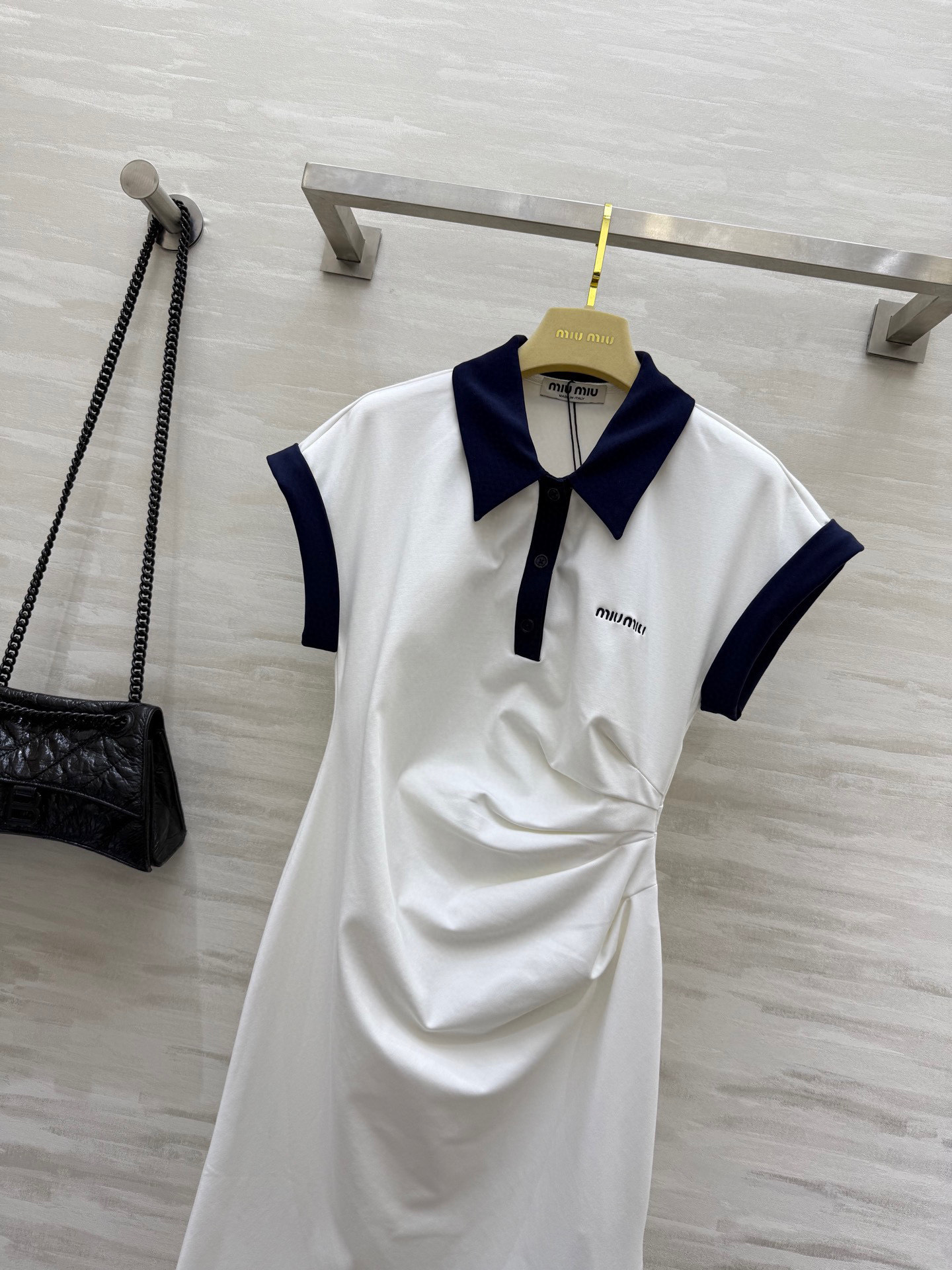 #Miumi♡²⁵新款 撞色Polo领棉质连衣裙 定制罗马棉面料 包裹性很好 胸前logo字母刺绣装饰 