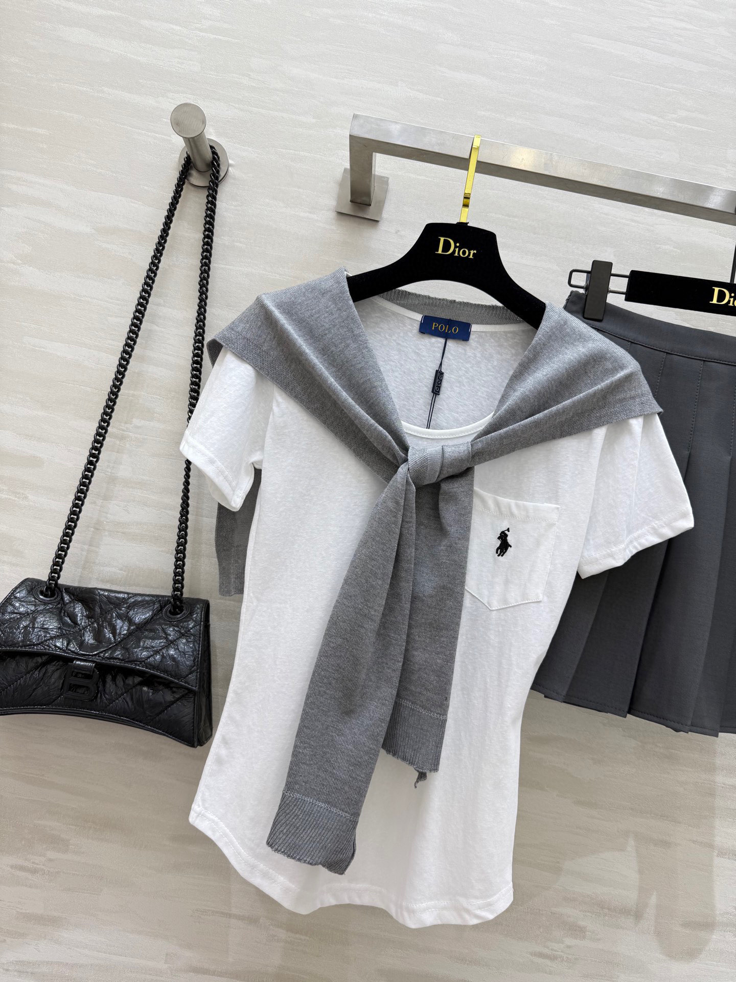 #POLO²⁵甜妹三件套 T恤的设计真是太贴心了 无论是单穿还是叠穿都能展现出不一样的风采 加上那件针织
