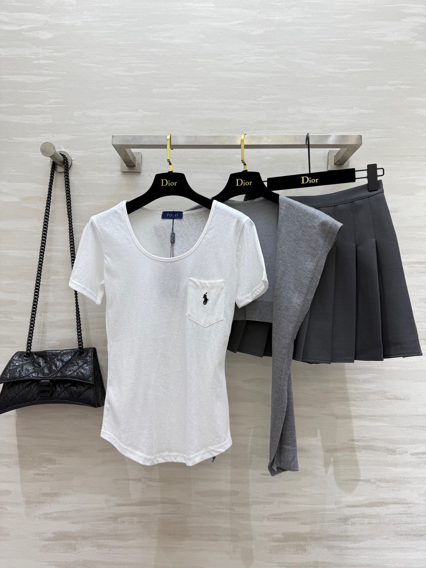 #POLO²⁵甜妹三件套 T恤的设计真是太贴心了 无论是单穿还是叠穿都能展现出不一样的风采 加上那件针织