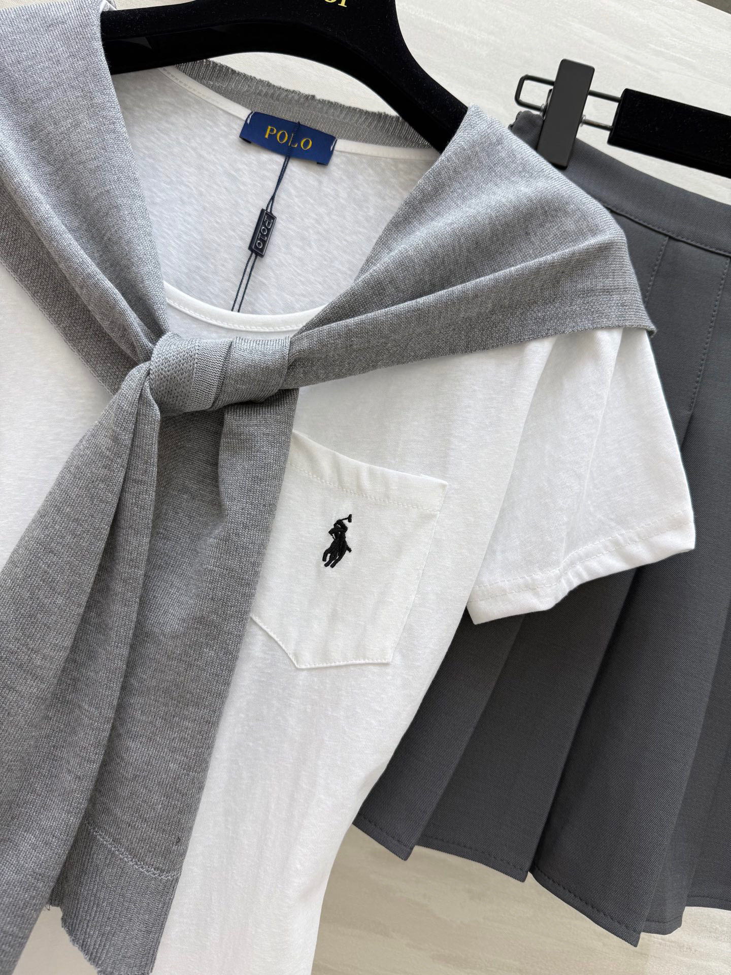 #POLO²⁵甜妹三件套 T恤的设计真是太贴心了 无论是单穿还是叠穿都能展现出不一样的风采 加上那件针织