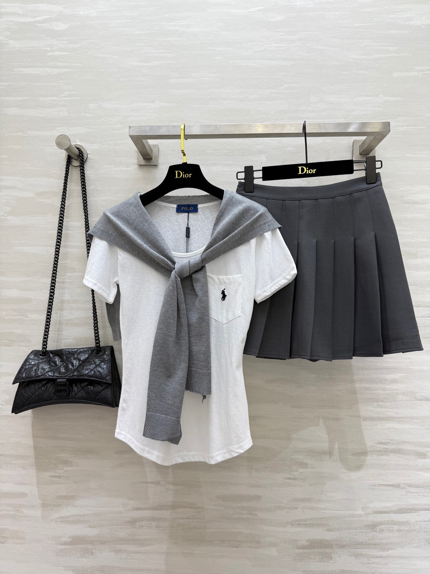 #POLO²⁵甜妹三件套 T恤的设计真是太贴心了 无论是单穿还是叠穿都能展现出不一样的风采 加上那件针织
