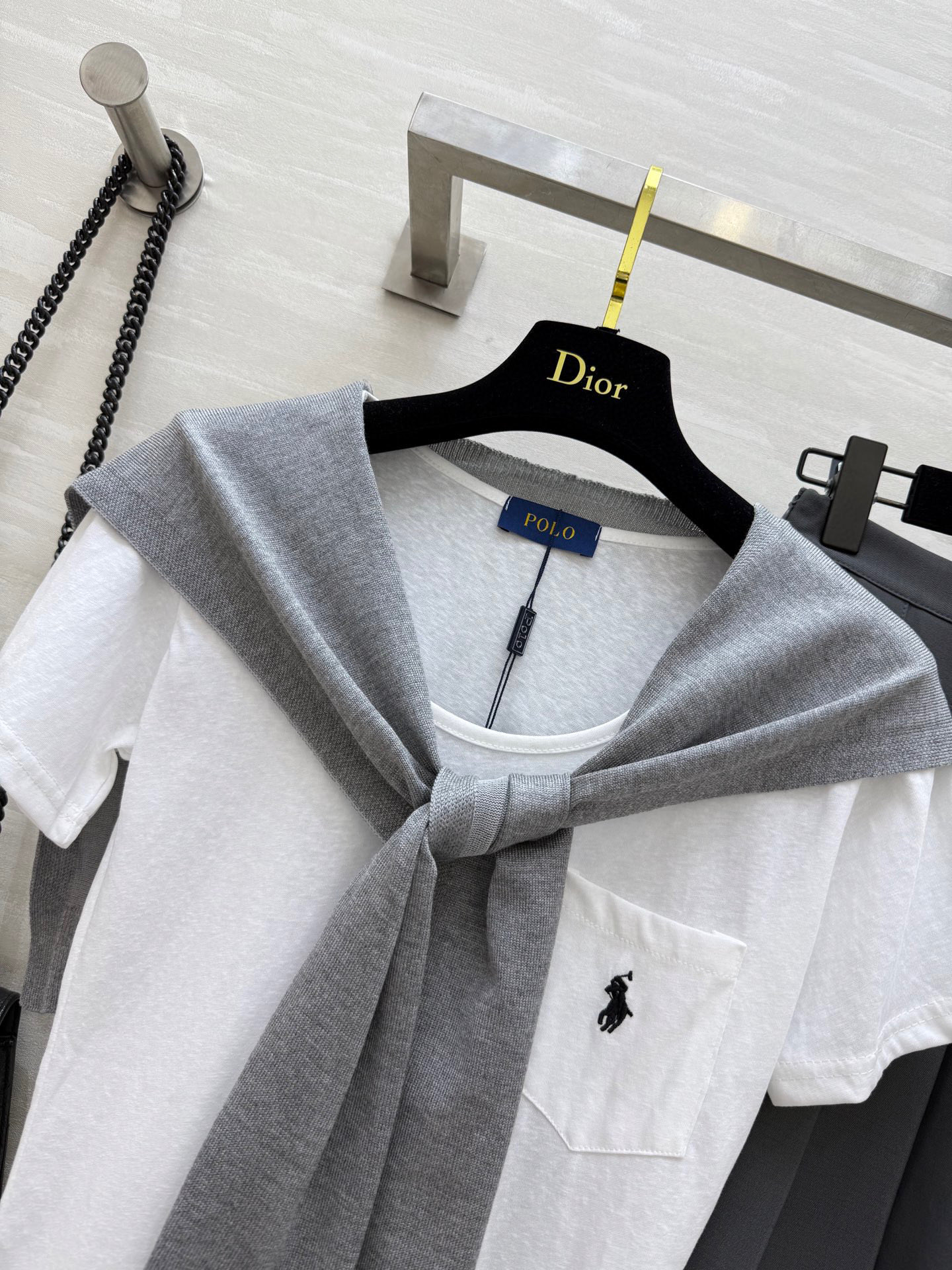 #POLO²⁵甜妹三件套 T恤的设计真是太贴心了 无论是单穿还是叠穿都能展现出不一样的风采 加上那件针织
