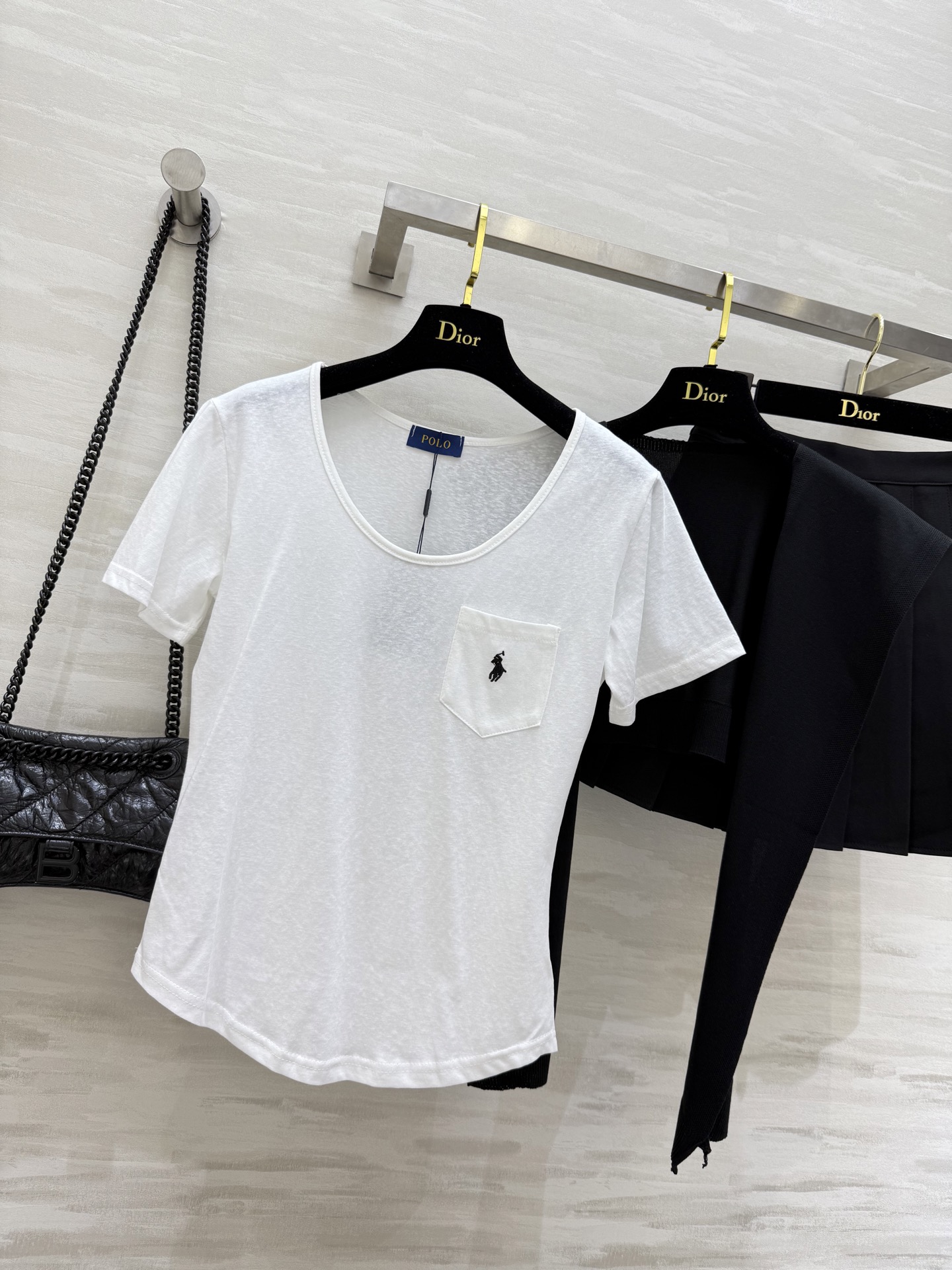 #POLO²⁵甜妹三件套 T恤的设计真是太贴心了 无论是单穿还是叠穿都能展现出不一样的风采 加上那件针织