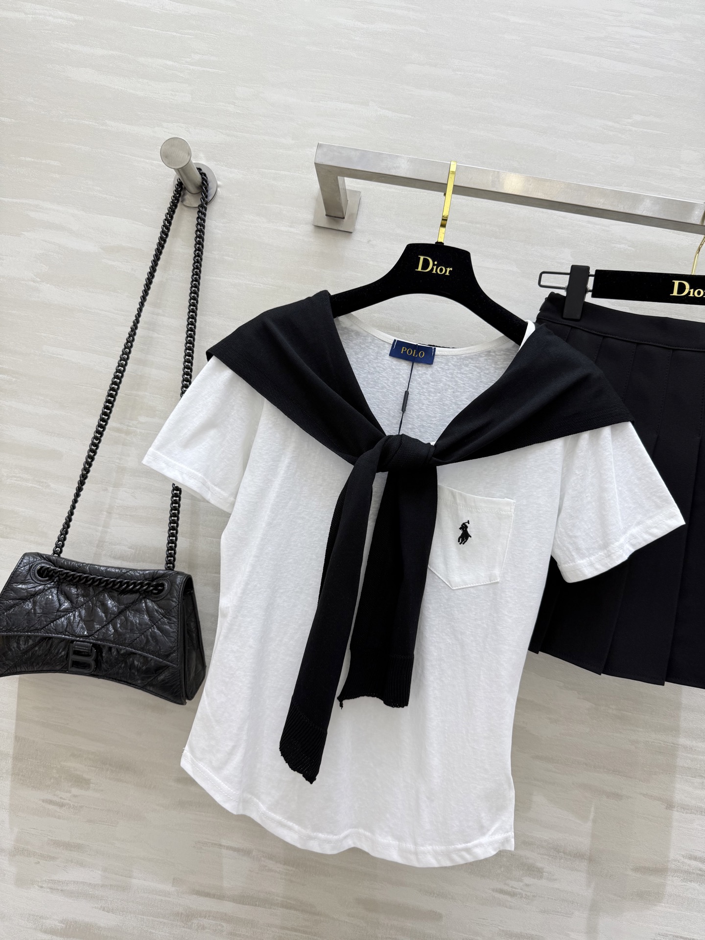 #POLO²⁵甜妹三件套 T恤的设计真是太贴心了 无论是单穿还是叠穿都能展现出不一样的风采 加上那件针织
