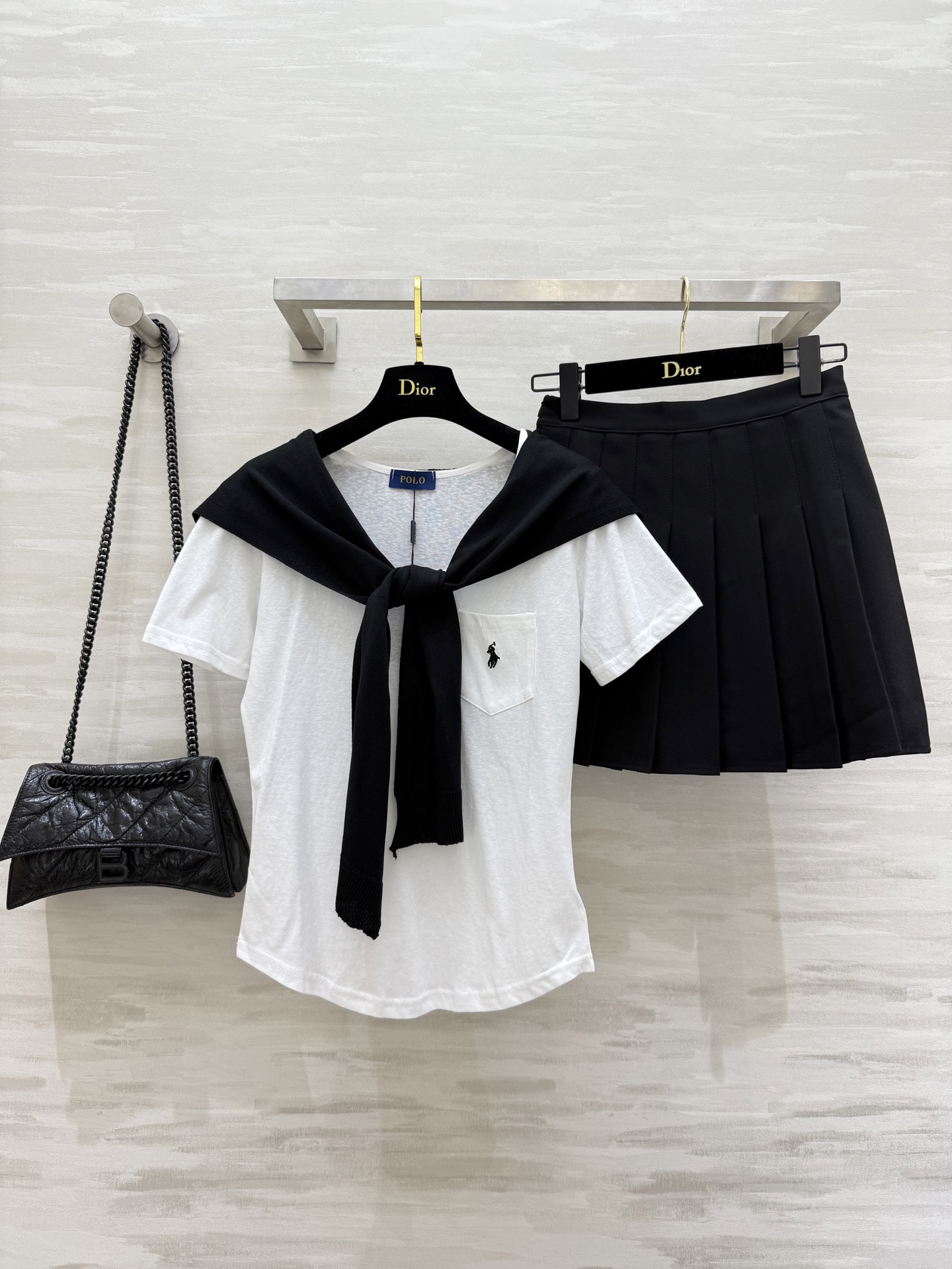 #POLO²⁵甜妹三件套 T恤的设计真是太贴心了 无论是单穿还是叠穿都能展现出不一样的风采 加上那件针织