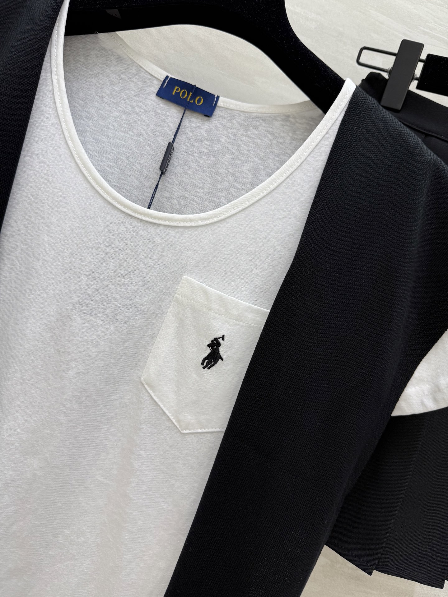 #POLO²⁵甜妹三件套 T恤的设计真是太贴心了 无论是单穿还是叠穿都能展现出不一样的风采 加上那件针织