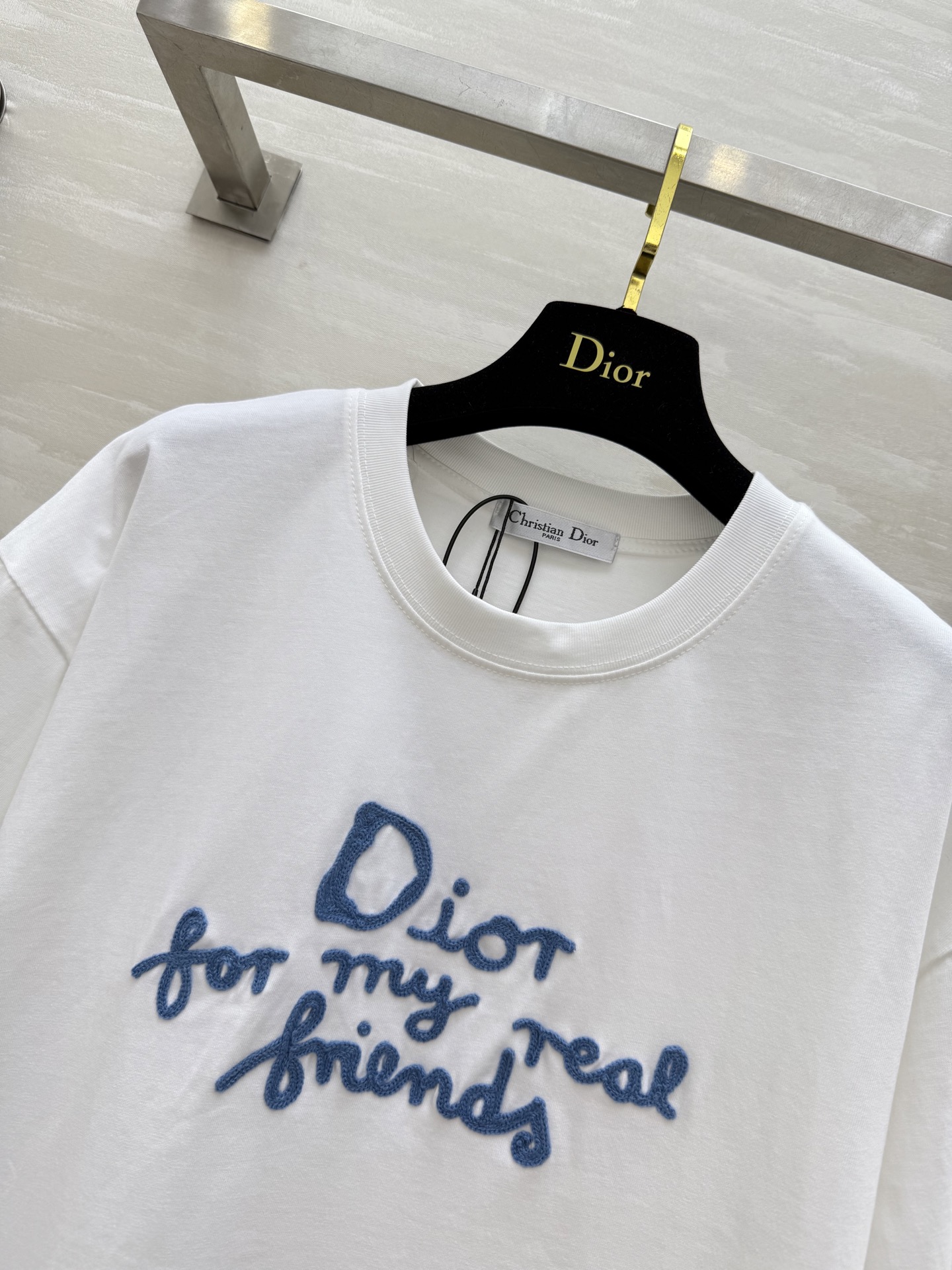 🫐𝐃𝐢𝐨𝐫
🫐热卖刺绣🪡T恤
 好夏天好清爽
这件直接闭眼带走😊
高品质定制 现货首发size：S/M/