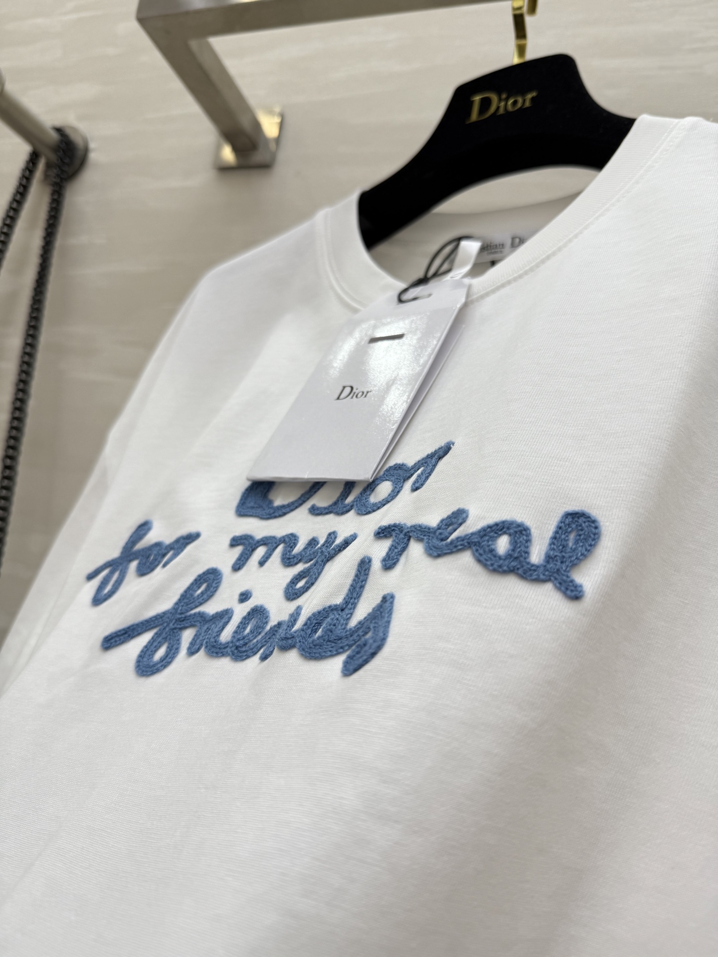 🫐𝐃𝐢𝐨𝐫
🫐热卖刺绣🪡T恤
 好夏天好清爽
这件直接闭眼带走😊
高品质定制 现货首发size：S/M/