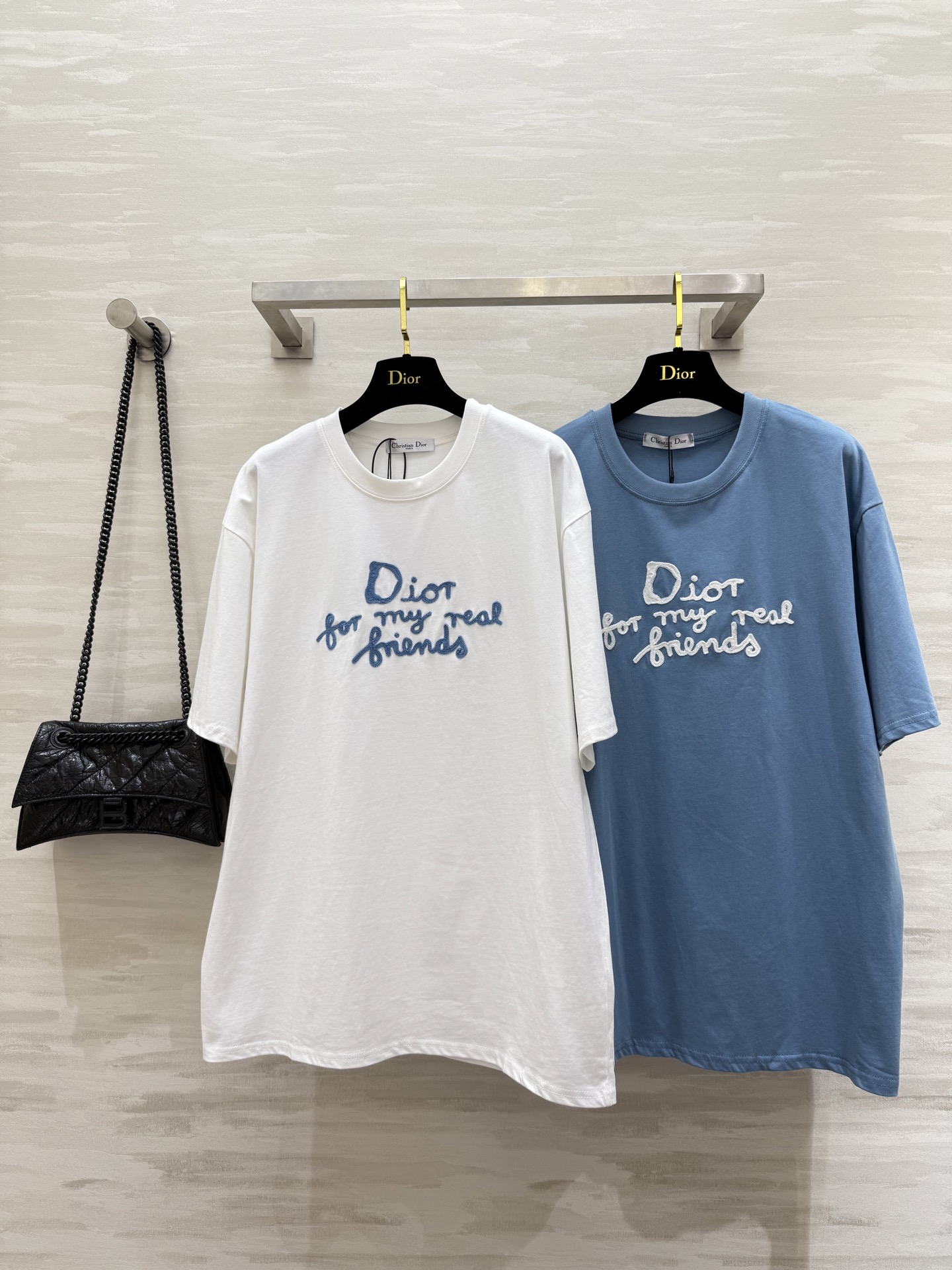 🫐𝐃𝐢𝐨𝐫
🫐热卖刺绣🪡T恤
 好夏天好清爽
这件直接闭眼带走😊
高品质定制 现货首发size：S/M/