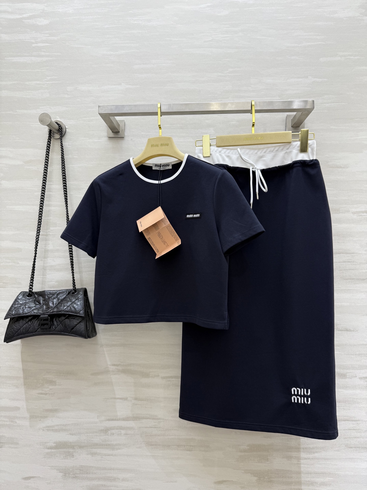 #Miumi♡²⁵新款 休闲套装 松弛感满满 采用定制纯棉面料 颜色很高级 可减龄可酷帅 显高不挑人 半