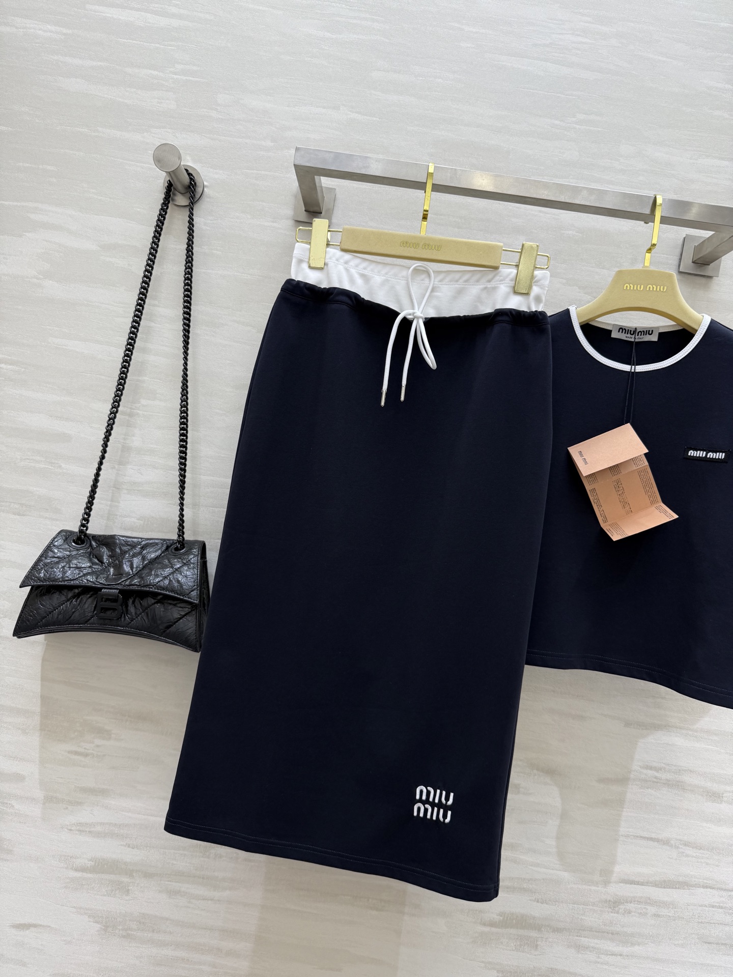 #Miumi♡²⁵新款 休闲套装 松弛感满满 采用定制纯棉面料 颜色很高级 可减龄可酷帅 显高不挑人 半