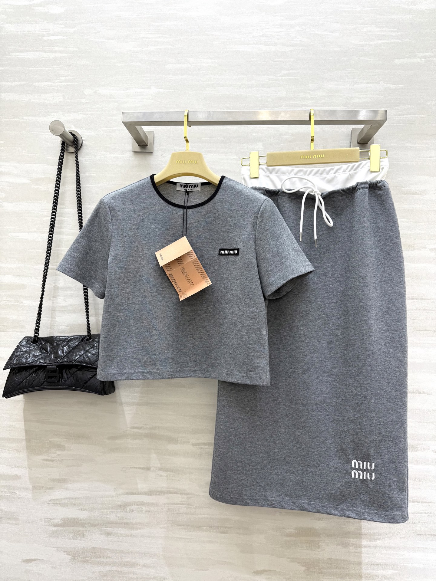 #Miumi♡²⁵新款 休闲套装 松弛感满满 采用定制纯棉面料 颜色很高级 可减龄可酷帅 显高不挑人 半